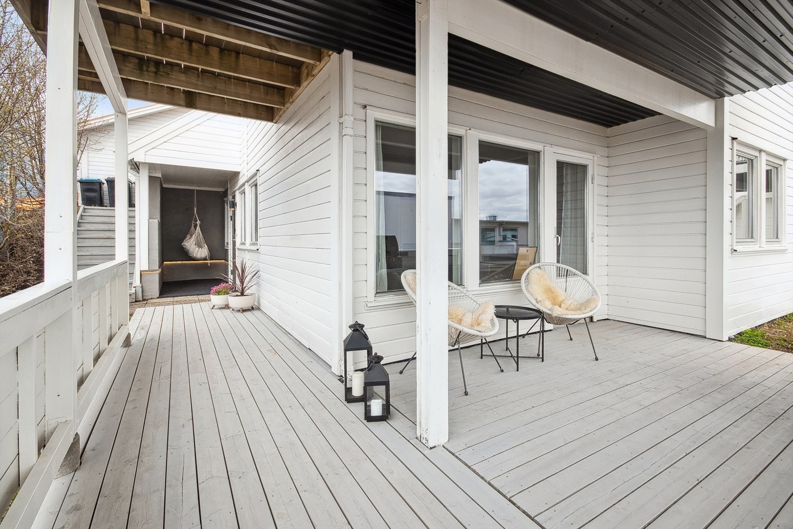 Leiligheten har fine uteområder med en stor overbygget terrasse med videre adkomst til felles hage Galleribilde