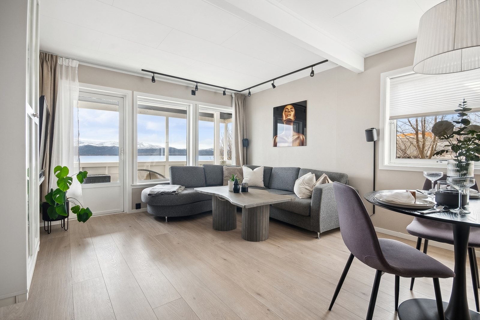 Legg spesielt merke til de moderne sorte detaljene (stikkontakter, spotskinne, termostater etc.) Galleribilde