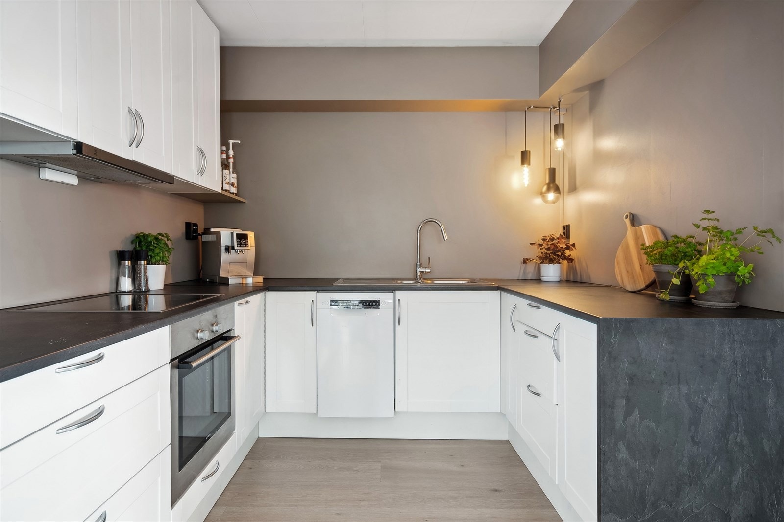 Med mye skap- og benkeplass er dette det perfekte kjøkken for deg som elsker å bake og lage mat Galleribilde