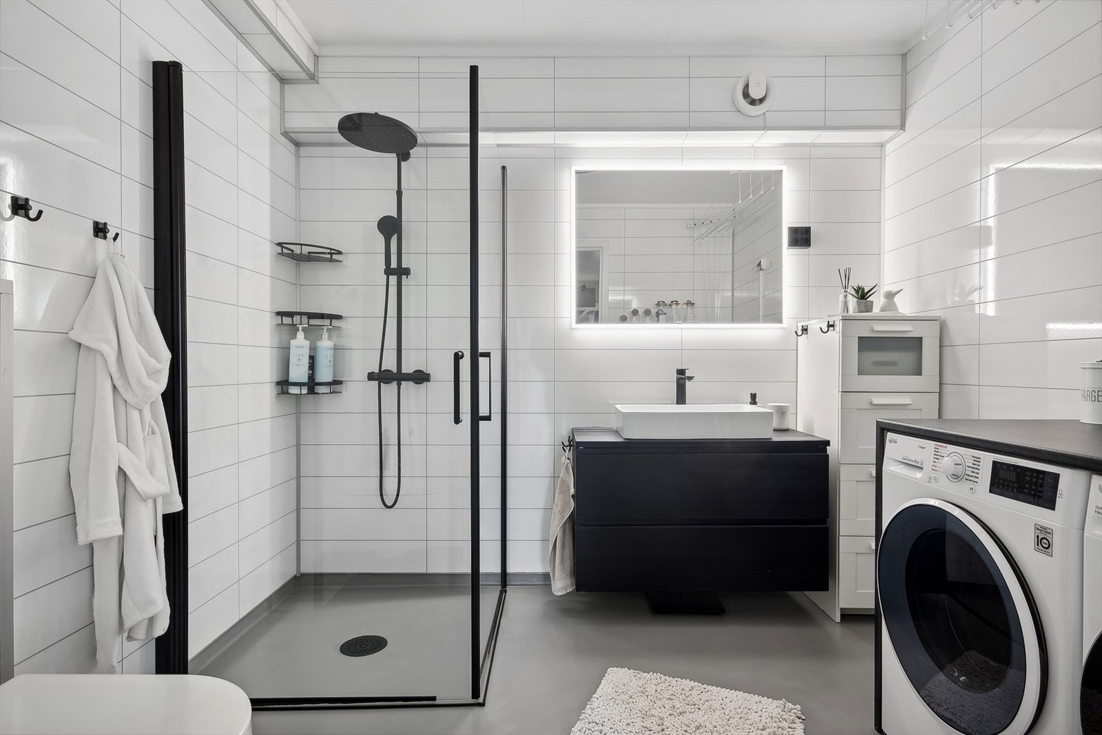 Leiligheten har et pent bad - I 2015 ble badet modernisert med våtromsplater på vegger og i 2022 ble det eksisterende gulvet slipt ned og malt Galleribilde