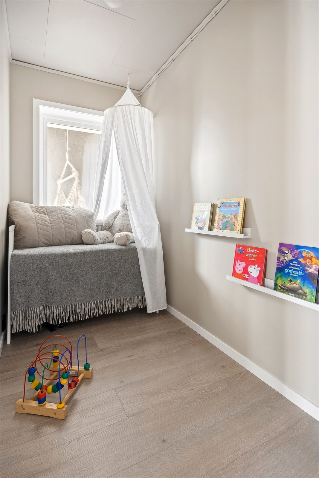 Det andre soverommet passer perfekt til barnerom, gjesterom eller kontor - alt etter behov Galleribilde