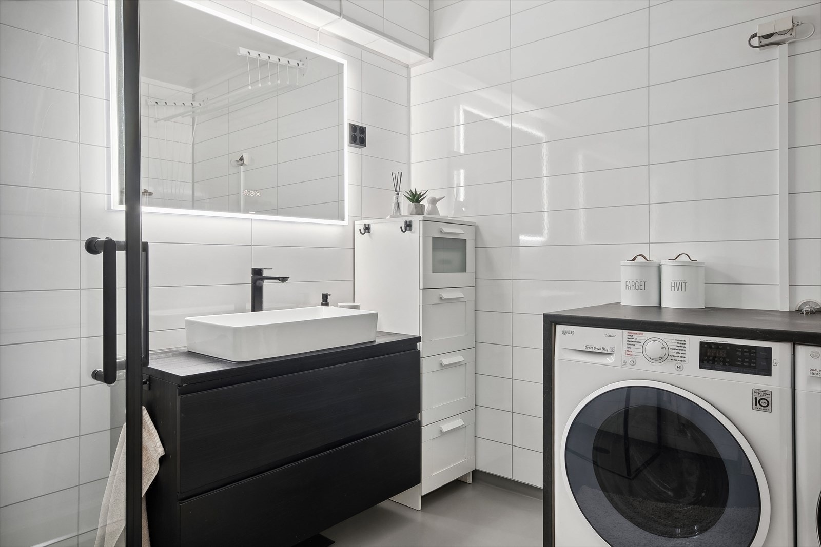 Badet har opplegg for vaskemaskin/tørketrommel - Innredning/benkeplate rundt vaskemaskin/tørketrommel medfølger Galleribilde