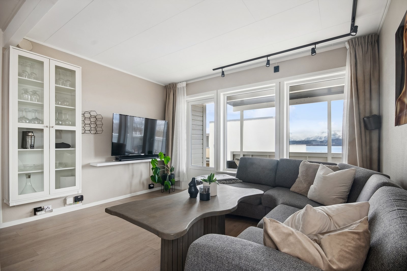 Det er store vindusflater som slipper inn mye naturlig lys og hvor en kan nyte den flotte utsikten Galleribilde