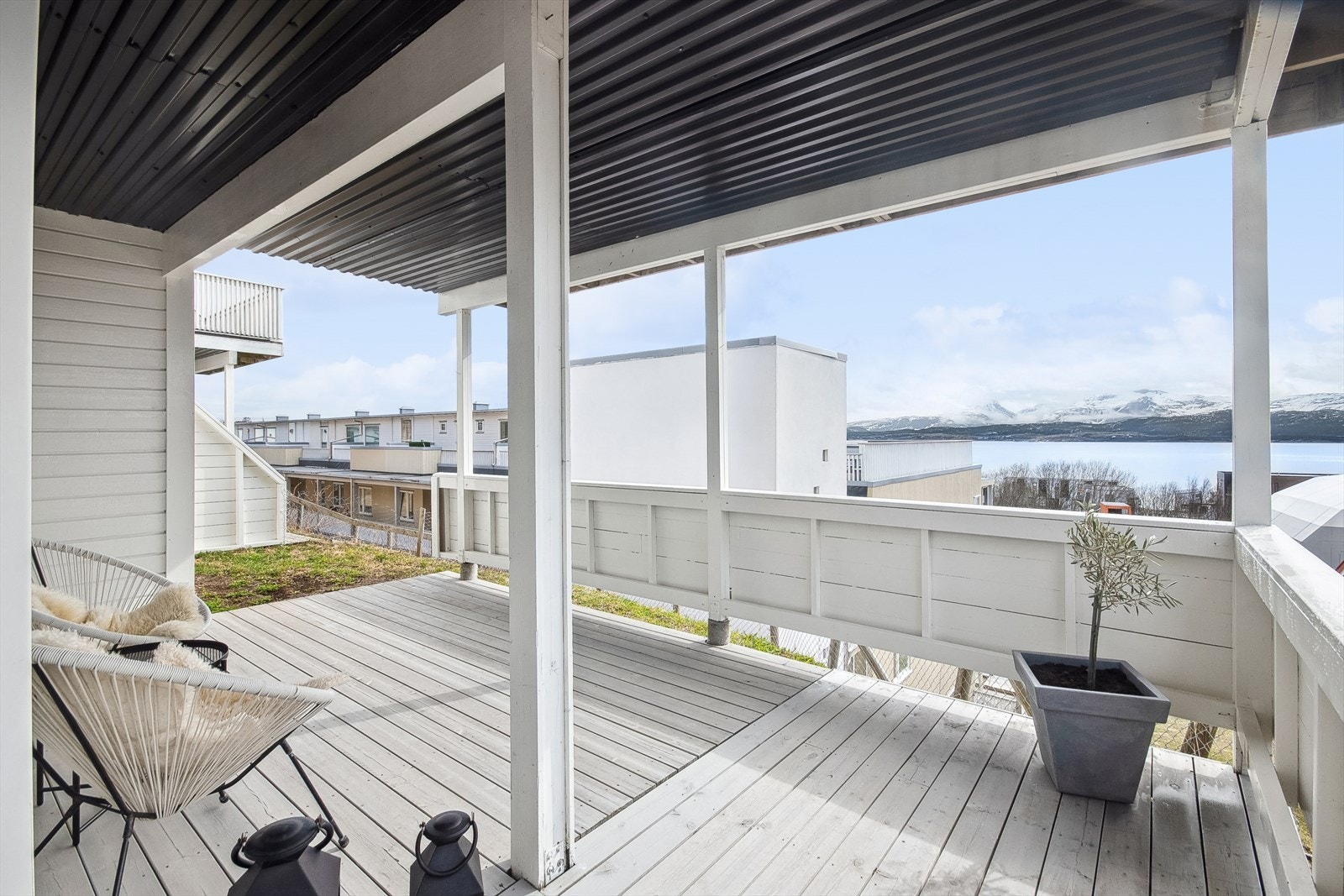 Det er lagt plater under balkongen over, slik at terrassen er mer skjermet mot nedbør Galleribilde