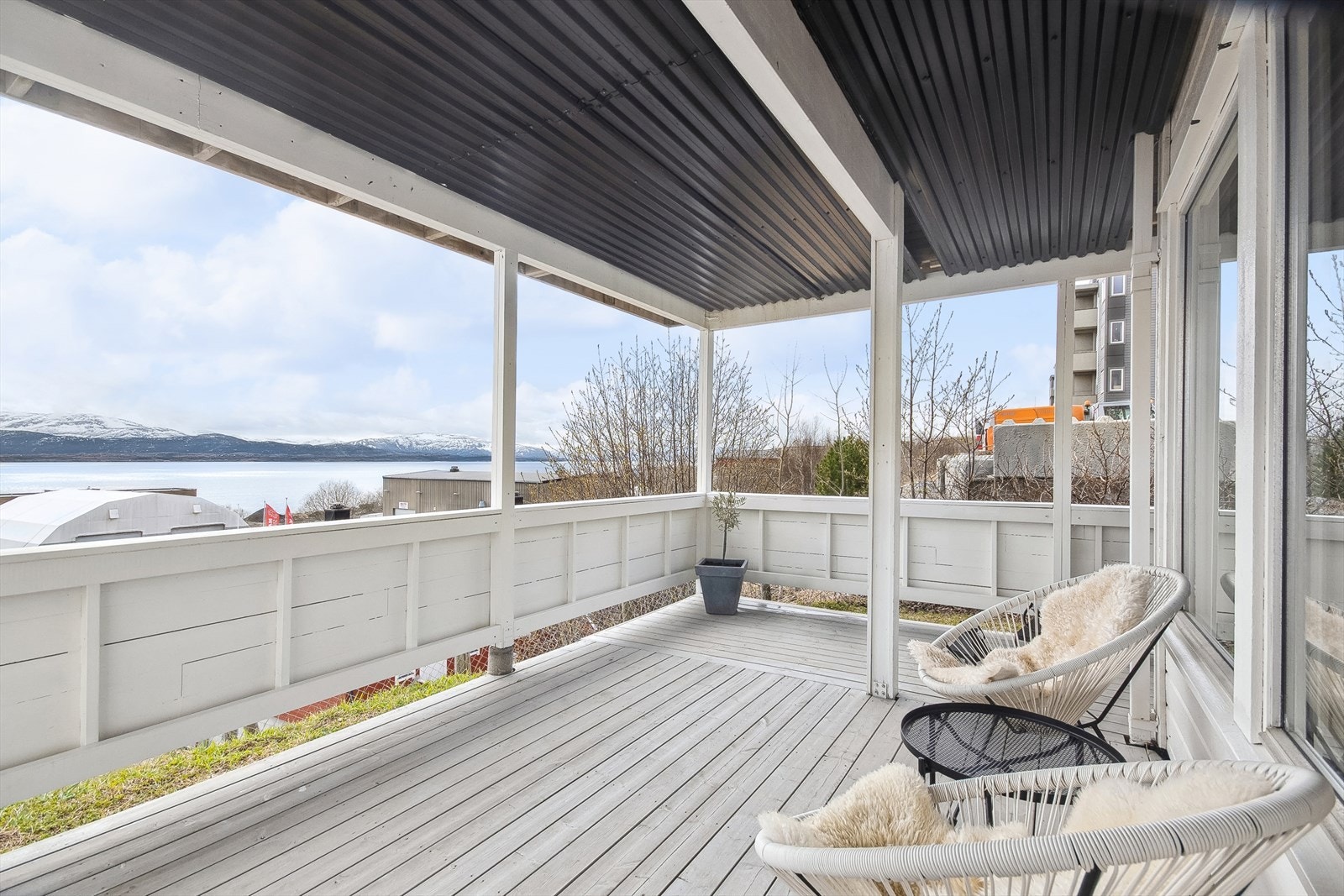 Terrassen vender mot sør, noe som gir gode solforhold og pen utsikt Galleribilde