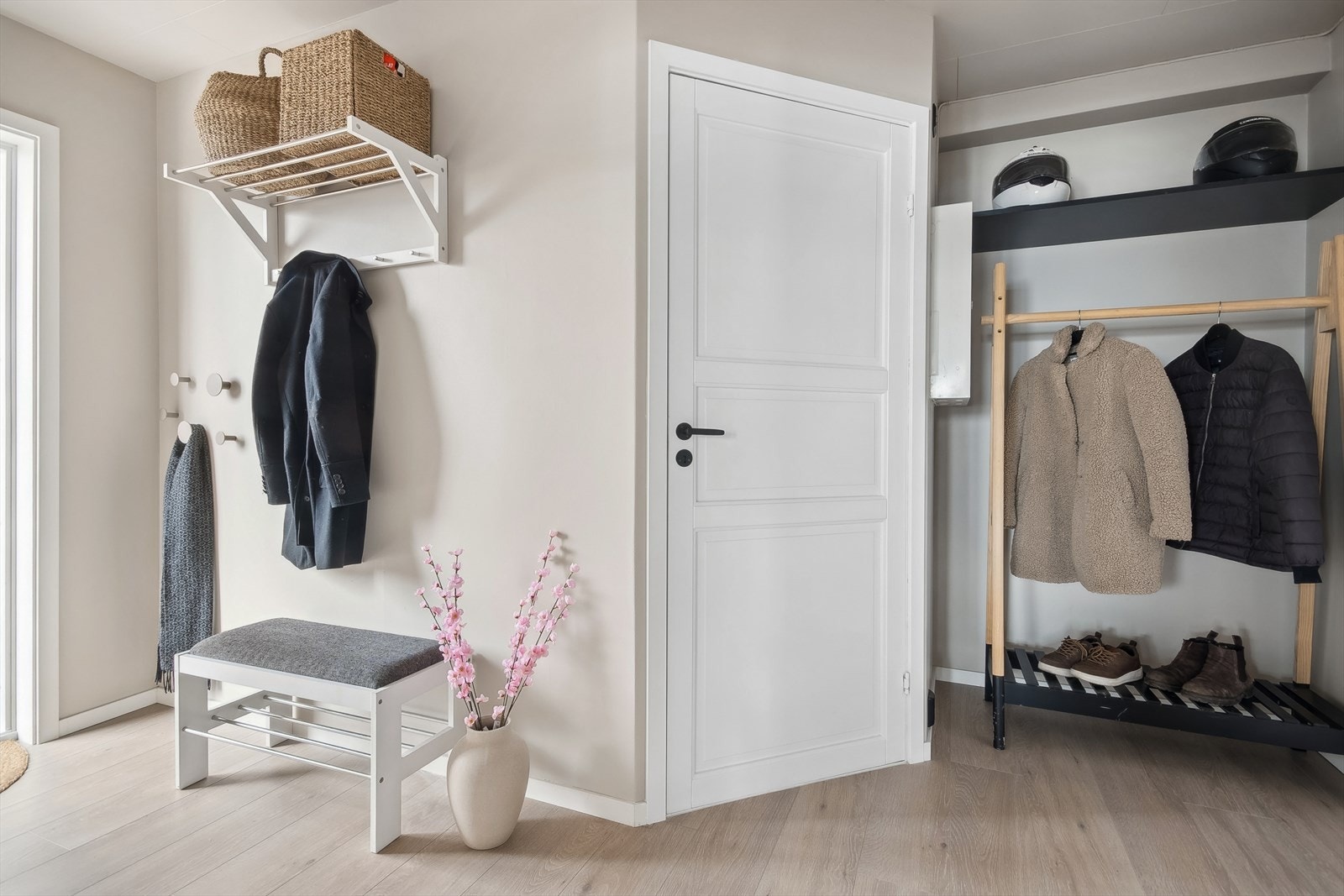 Det er god plass til å henge fra seg yttertøy og sette fra seg sko - Herfra er det tilgang til badet, det minste soverommet og videre inn i stue/kjøkken Galleribilde