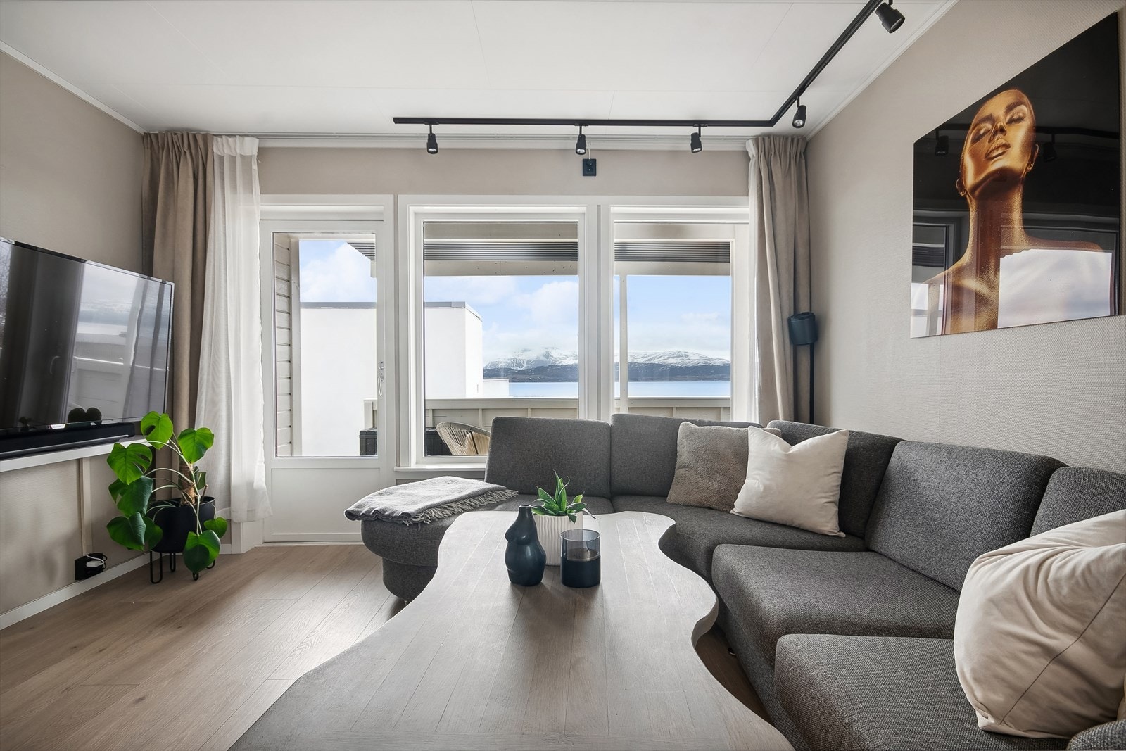 Herfra er det balkongdør med glassfelt som leder ut til den overbygde terrassen Galleribilde