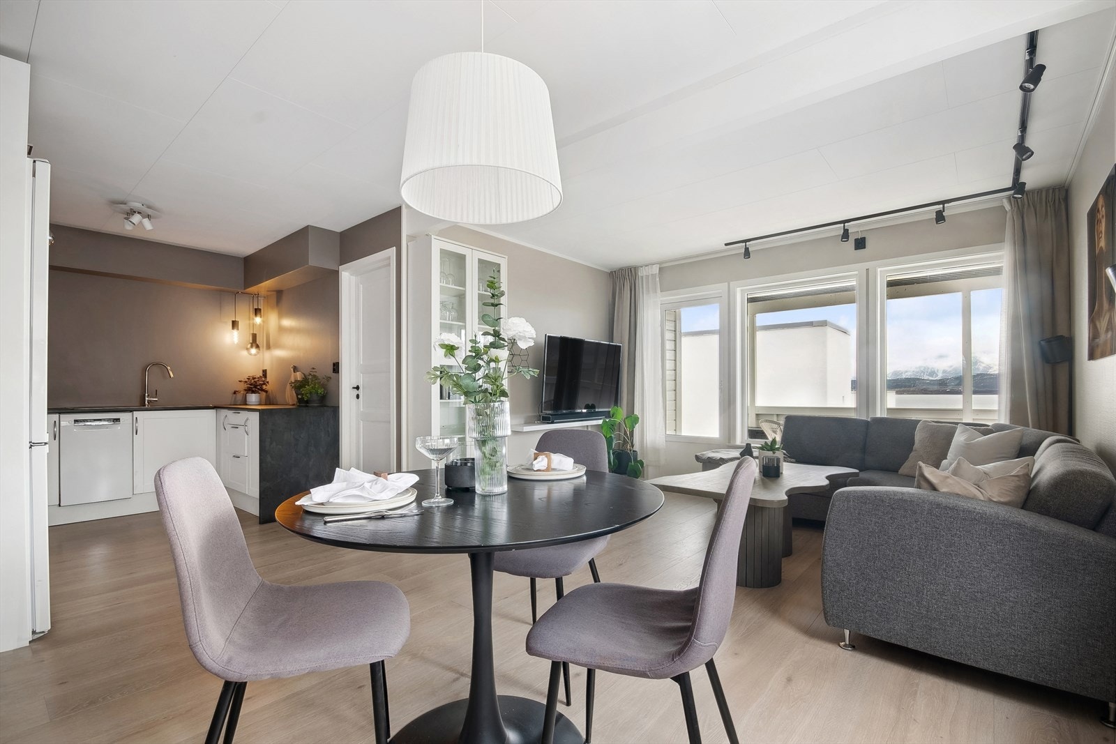 Rommet har en møbleringsvennlig utforming med god plass til både sofa- og spisegruppe Galleribilde