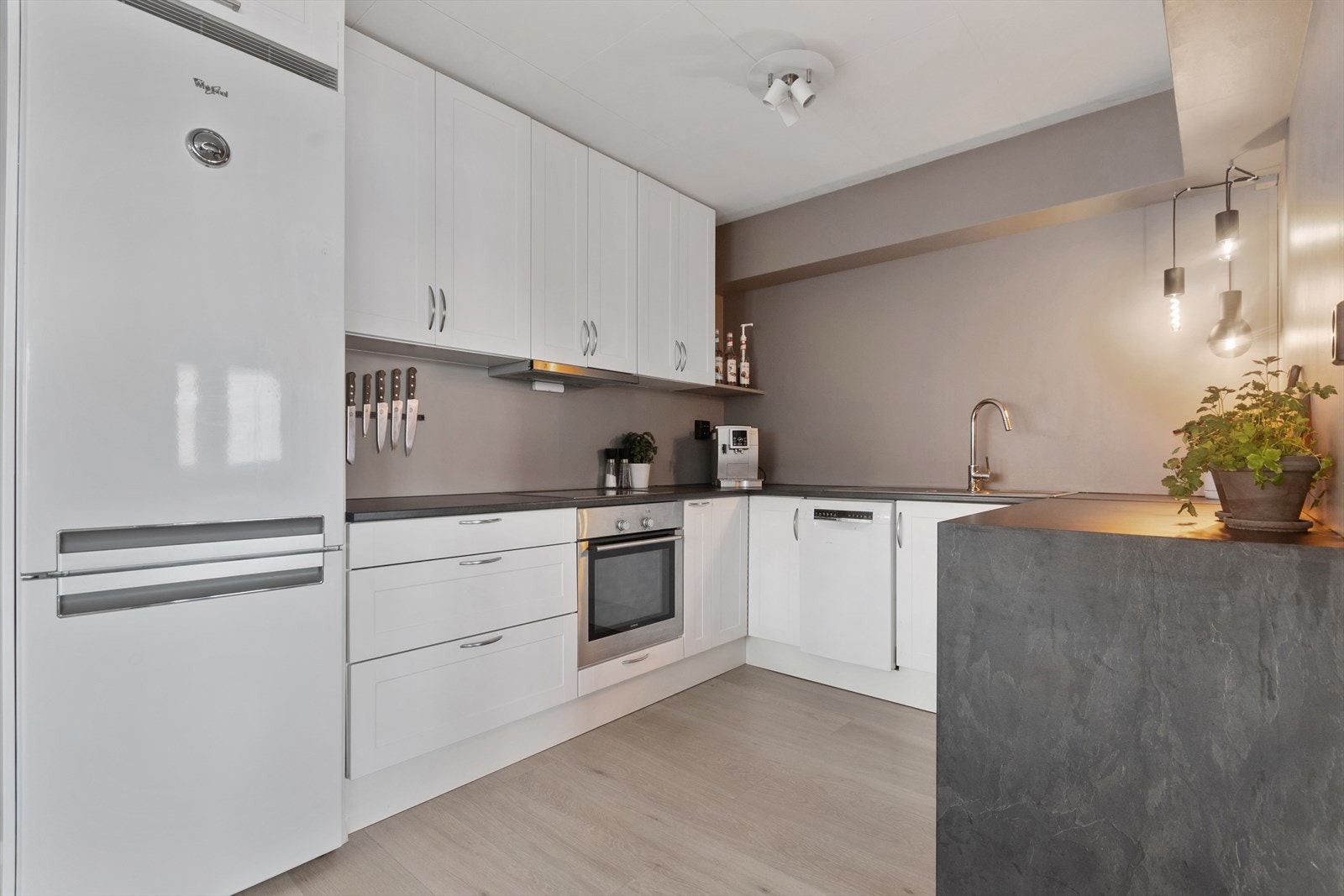 Hvitevarene medfølger og består av frittstående kjøl-/fryseskap, oppvaskmaskin, integrert platetopp og integrert stekeovn Galleribilde