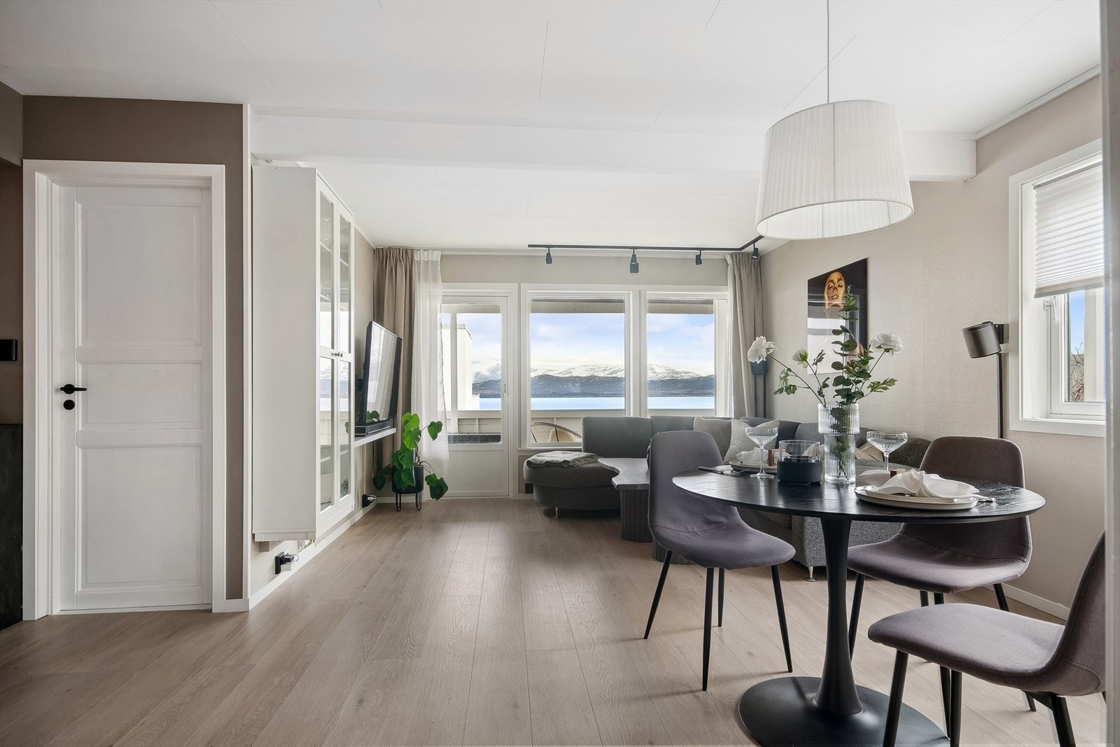 DNB Eiendom v/Georg Rånes Paulsen har gleden av å presentere en flott 3-roms med fin beliggenhet på Alstad! Galleribilde