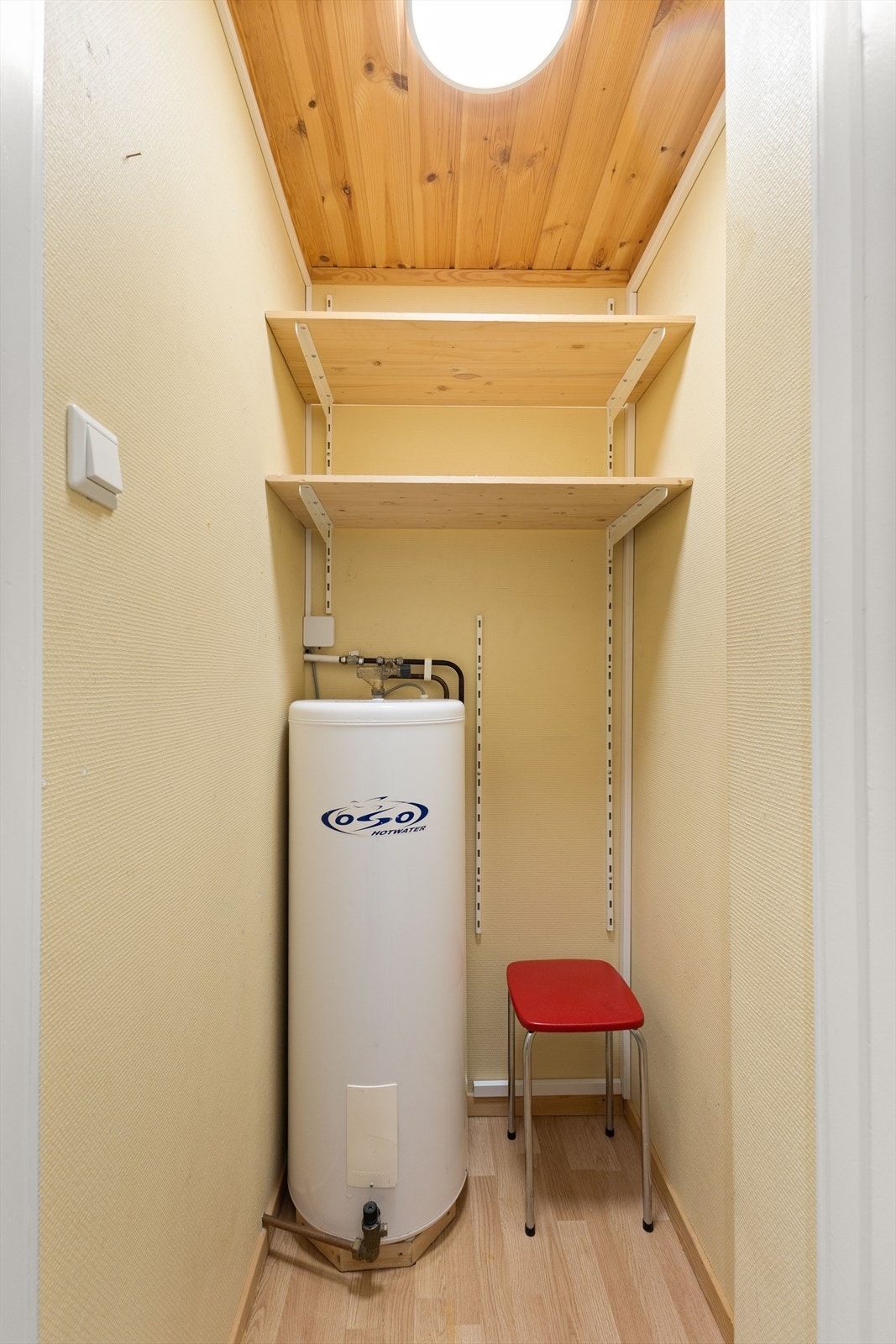 Kott med varmtvannsbereder på 100 liter. Det er også gode muligheter for oppbevaring i kott. Leiligheten disponerer også to boder i kjeller på totalt 5 m². Galleribilde
