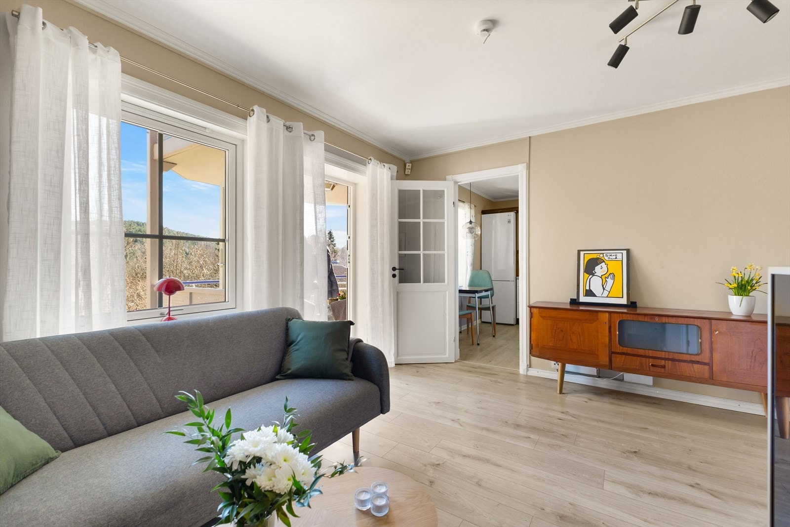 Svært lys og innbydende stue med plass til sittegruppe. Galleribilde