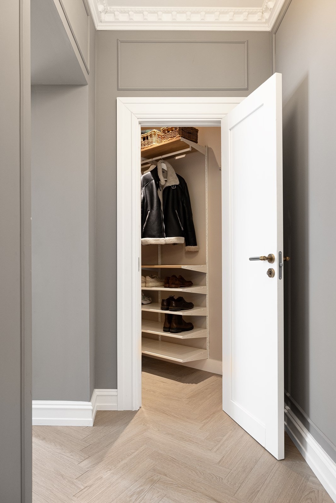 Hyggelig entré med adkomst til en garderobe innredet med garderobeløsning. Galleribilde