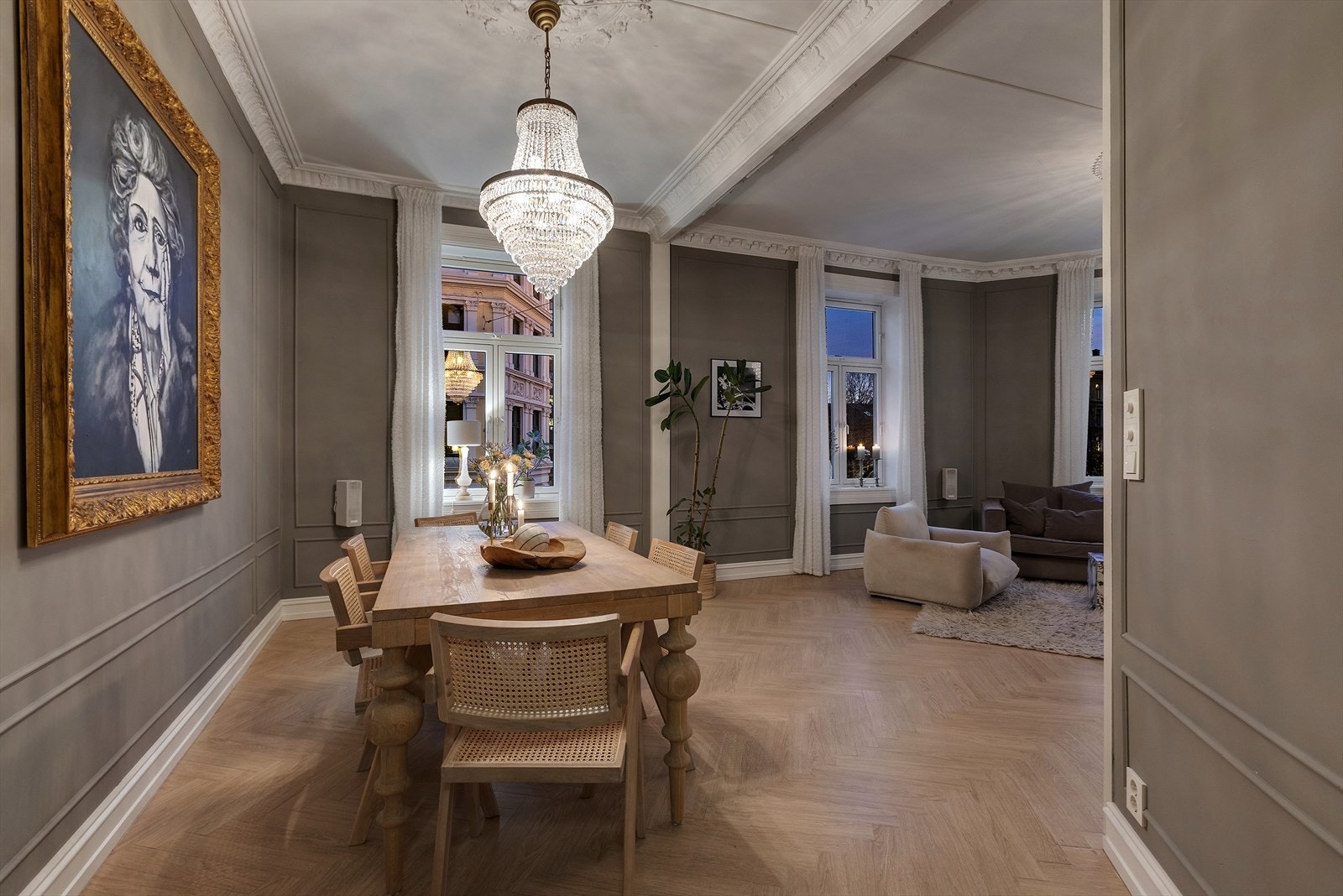 Her er det en spisestuedel med god plass til spisegruppe. Galleribilde
