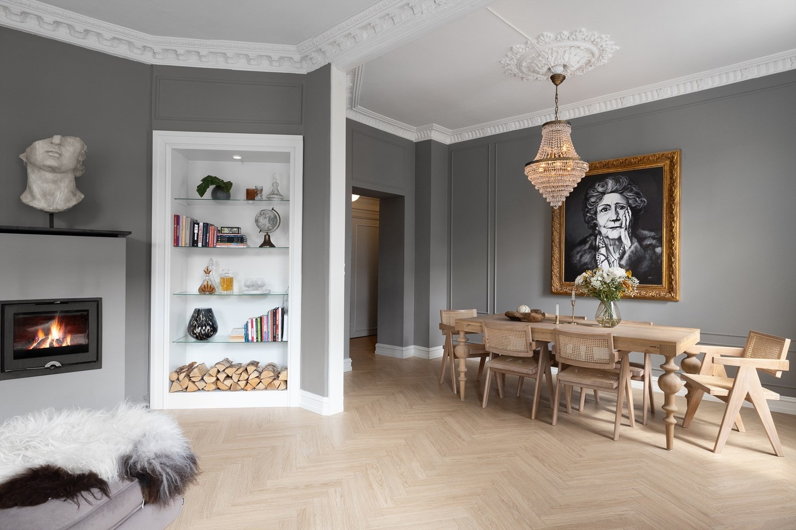 Sentralt i stuen er det plassert en hyggelig peisovn som gir godt med varme og hyggelige stunder på de kaldere dagene. Galleribilde