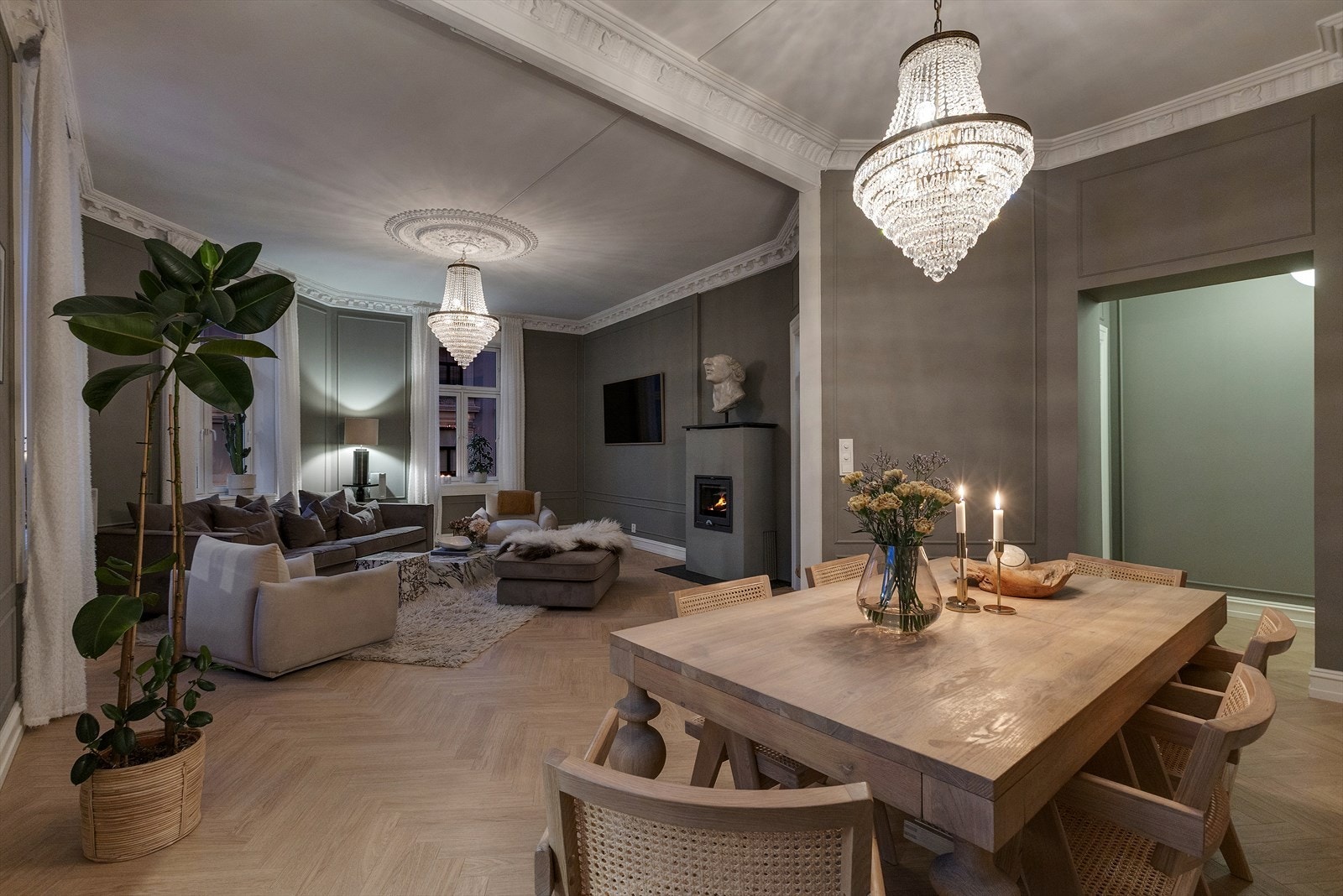Her kan du lett invitere til hyggelige sammenkomster med flere sittegrupper som gir god plass til sosialt samvær. Galleribilde