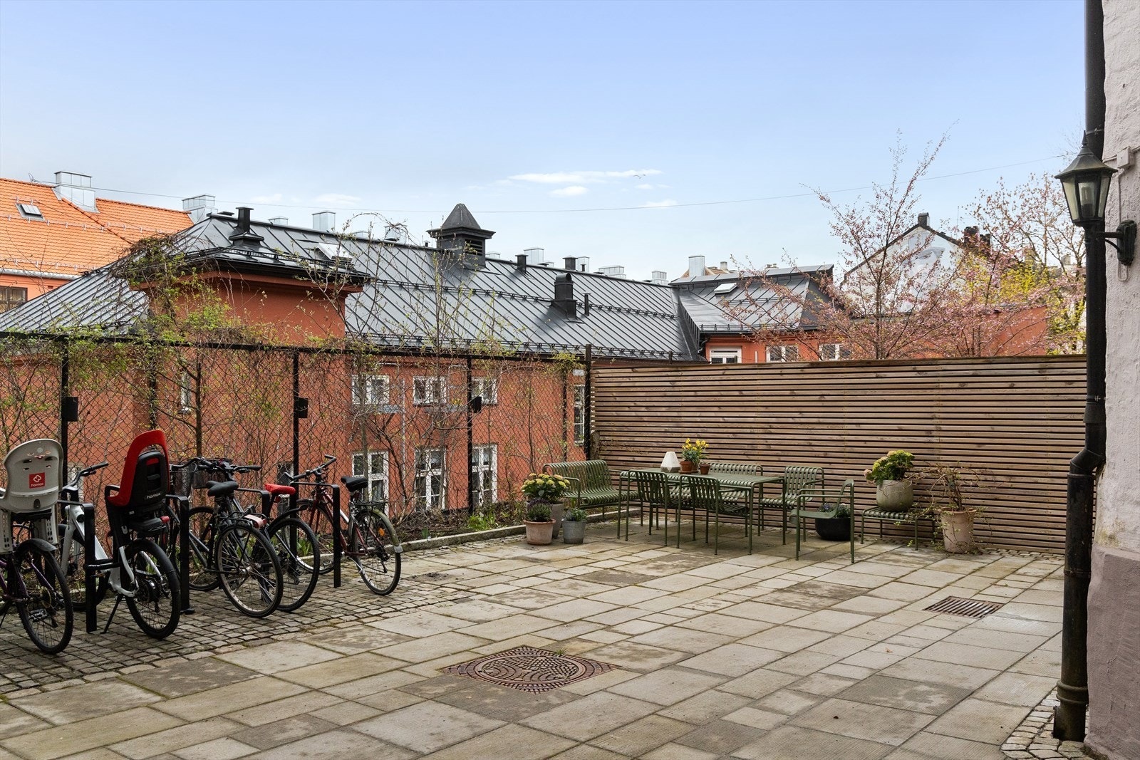 Koselig bakgård med sittegrupper og sykkelparkering. Galleribilde