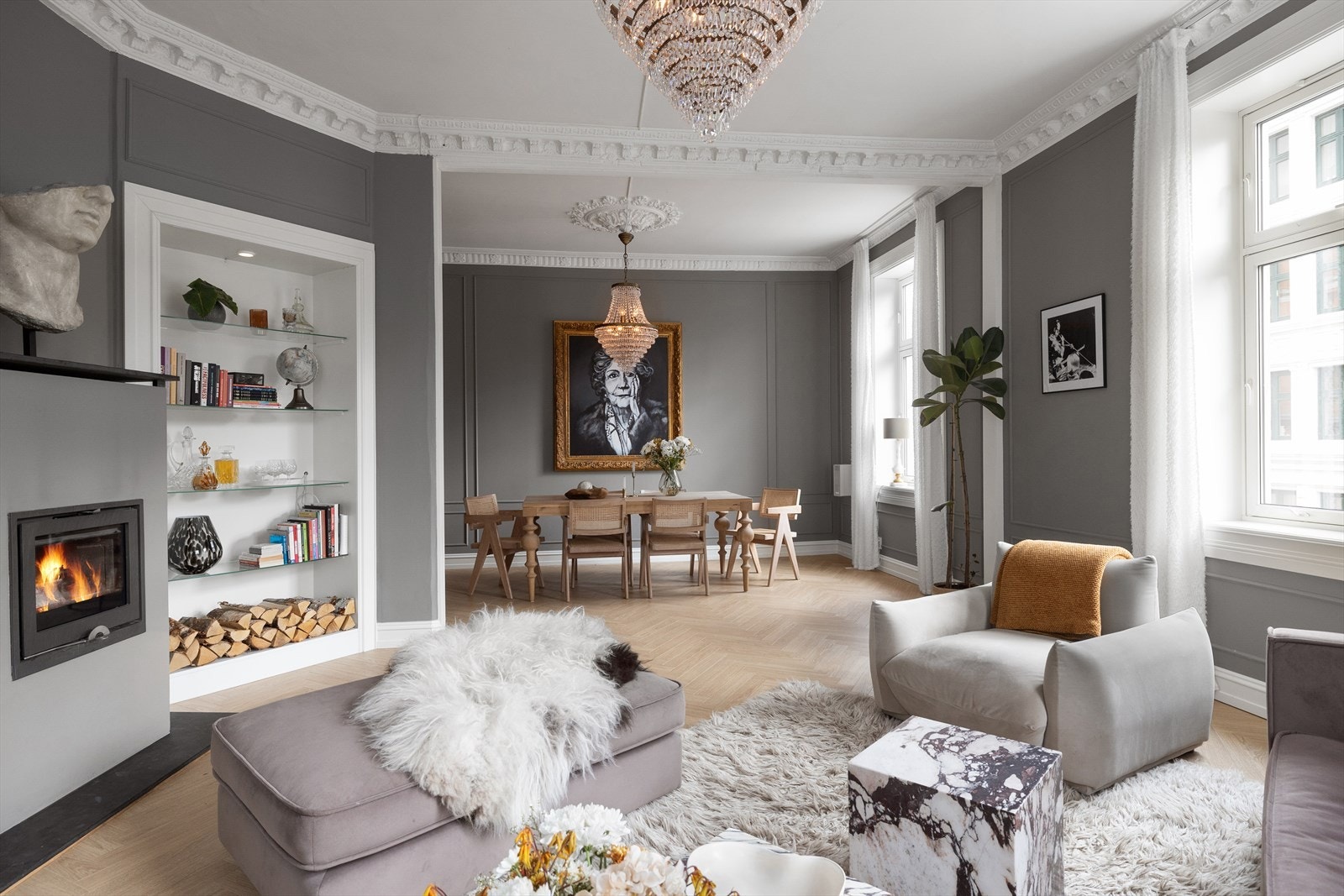Stuen i leiligheten er romslig og flott opplyst med store vindusflater som gir rikelig med naturlig lys, og skaper en god atmosfære. Galleribilde
