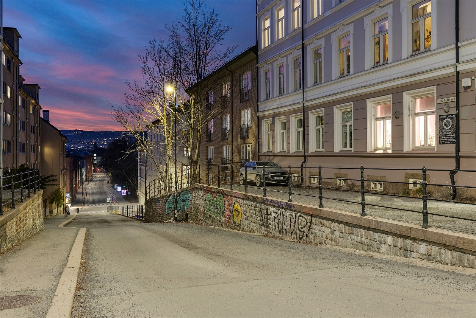 Sameiet eier en tomt utenfor gården, som benyttes til parkering av beboere. (Første mann til mølla prinsippet og ikke regulert til parkering) Galleribilde