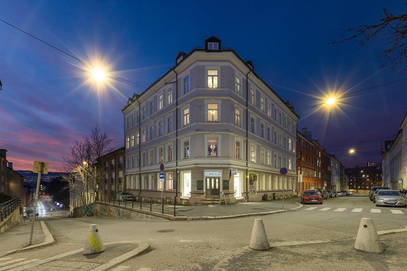Per d.d. er det etablert frisørsalong i etasjen under leiligheten. Galleribilde