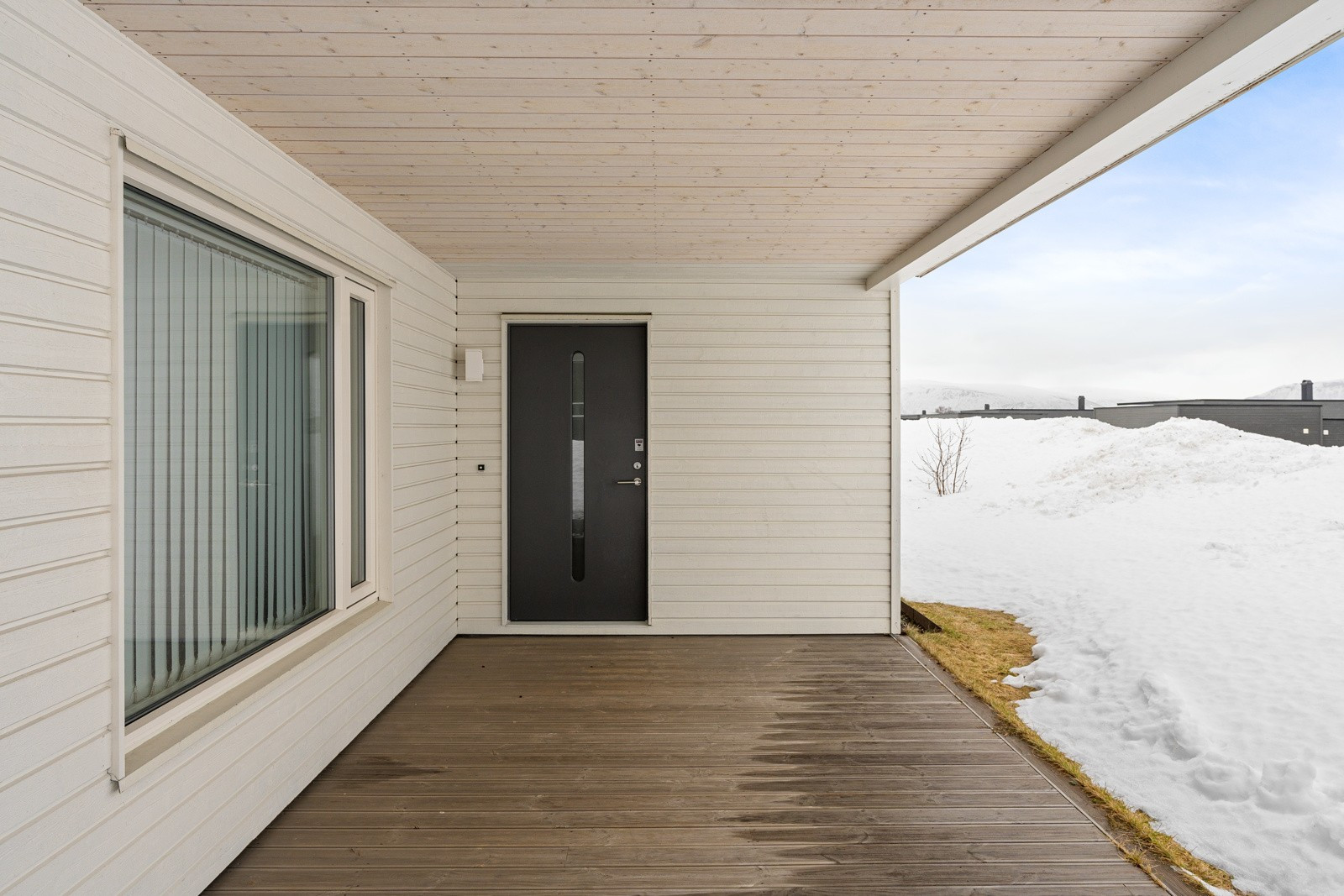 Overbygd terrasse/inngangsparti.