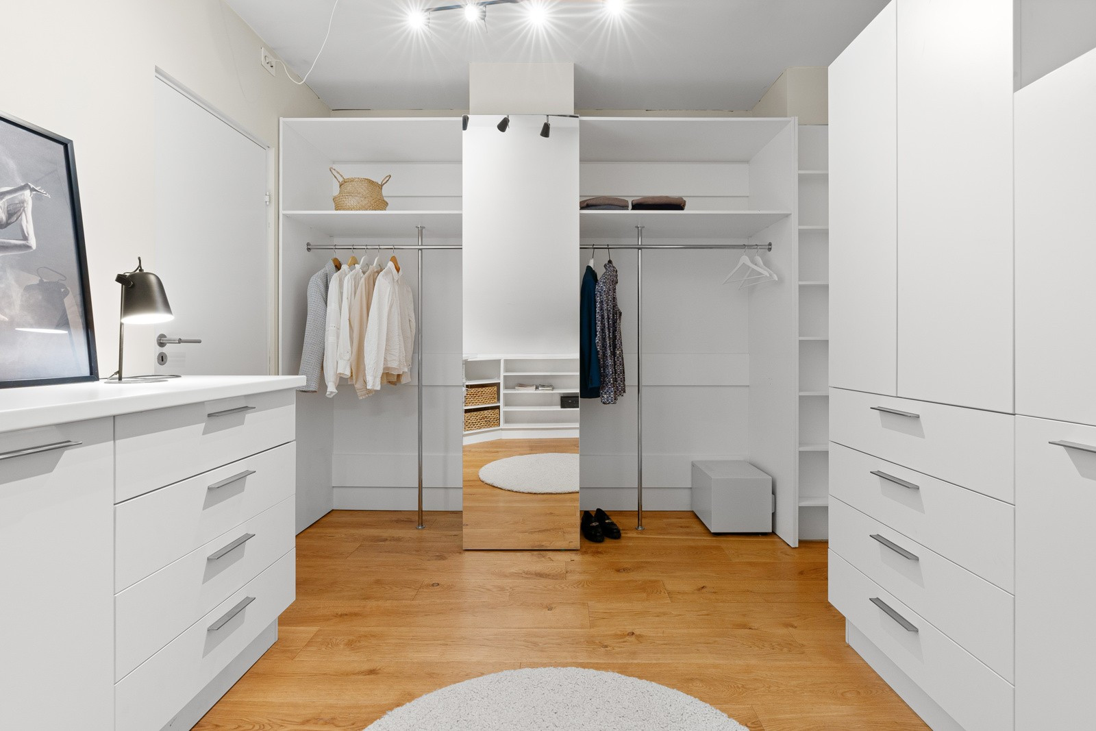 Et romslig walk-in-closet gir luksus og orden i hverdagen.