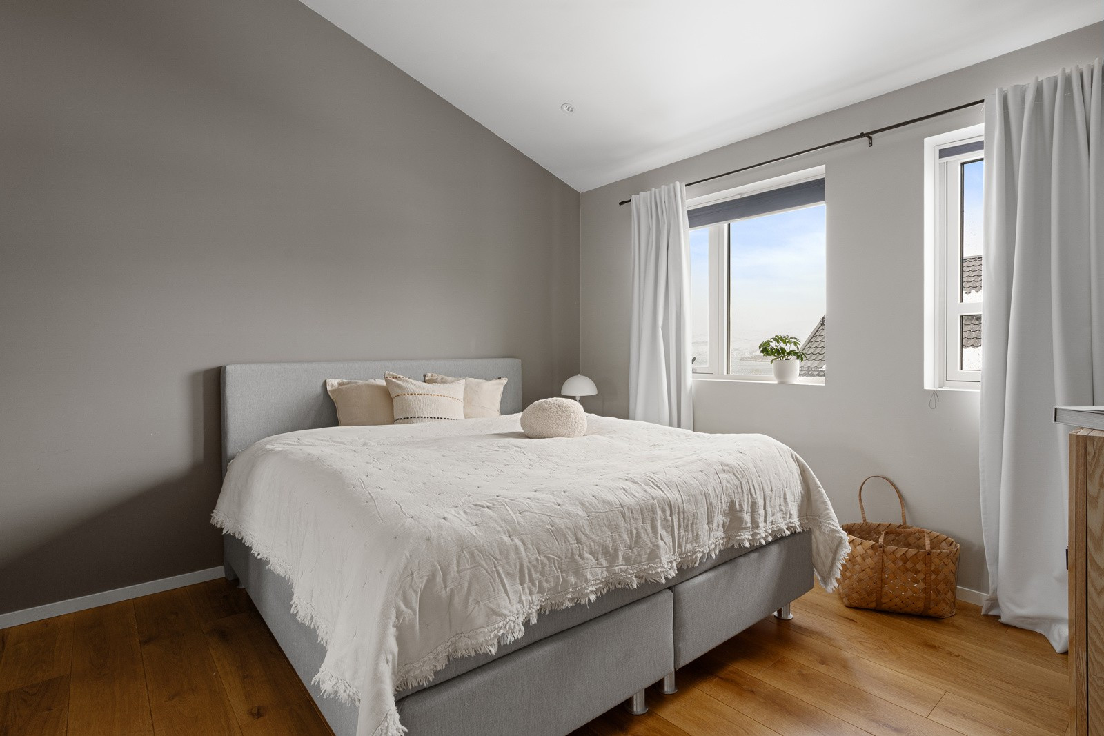 Romslig hovedsoverom med skyvedørsgarderobe som gir gode oppbevaringsmuligheter.