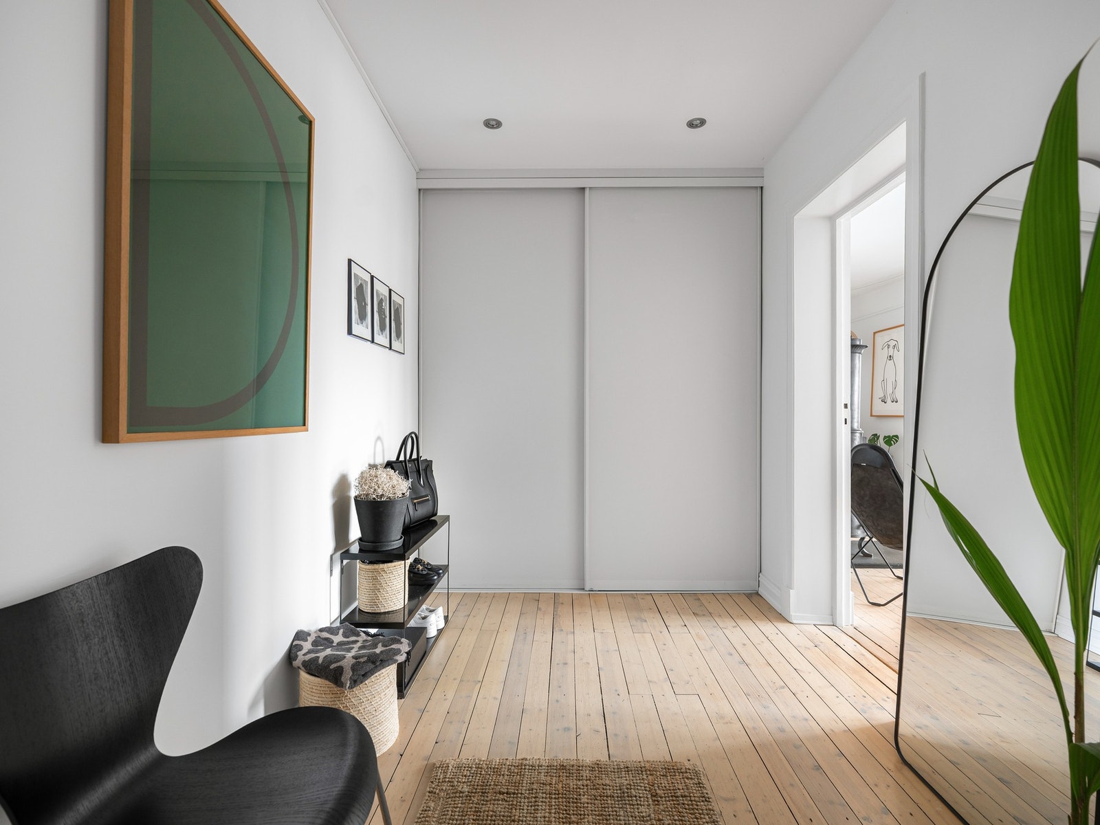 Et fint og romslig sted å komme inn, og også her er det bra med garderobeplass. Galleribilde