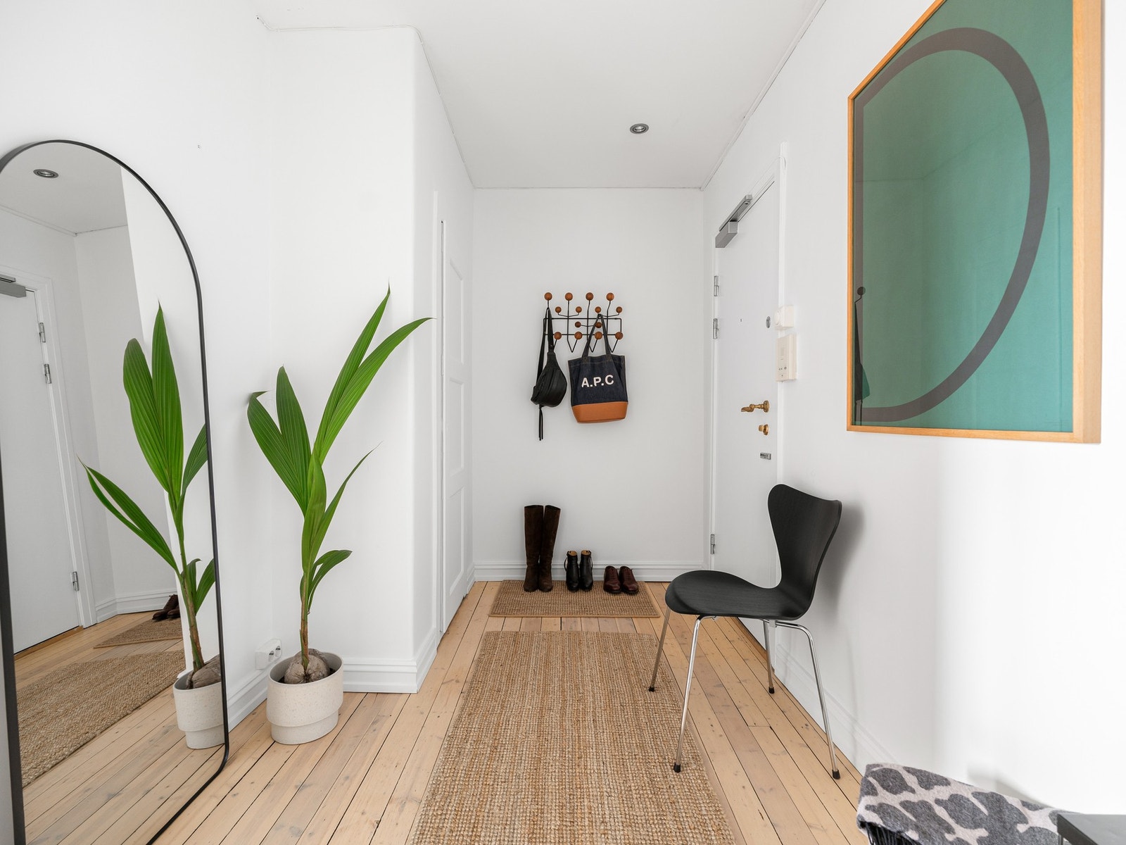 Nå er vi ute i entréen, helt i andre enden av leiligheten. Galleribilde