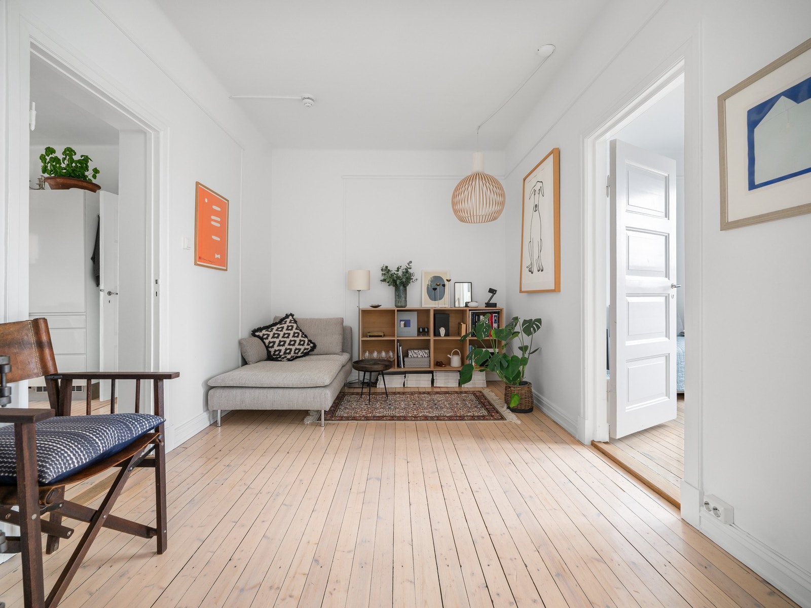 Rommet mellom kjøkkenet og det lille soverommet er perfekt som daybed, TV-plass eller begge deler. Galleribilde