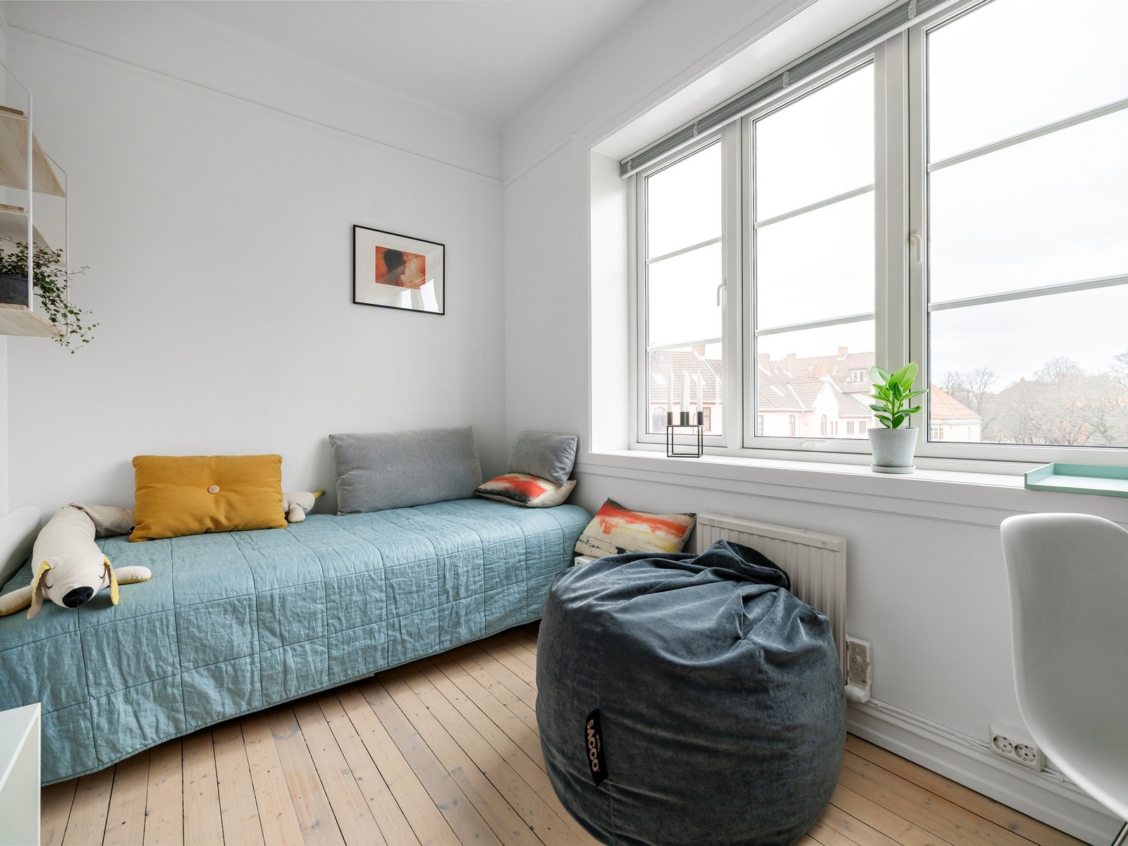 Det er like flott utsikt fra alle vinduene som vender denne veien, også fra dette rommet. Galleribilde