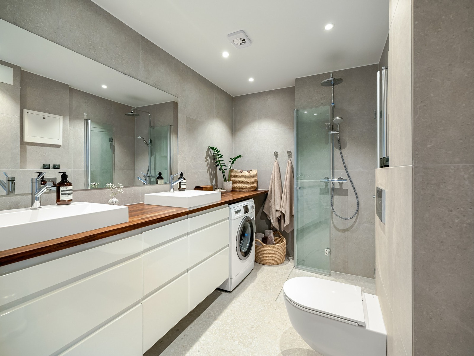 Badet! Dette er helt kliss nytt, ferdig renovert mandag 07.04. Galleribilde