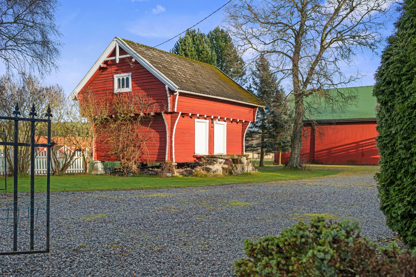 Skugstad er en eiendom som består av to eneboliger, stabbur og en stor låve. Galleribilde