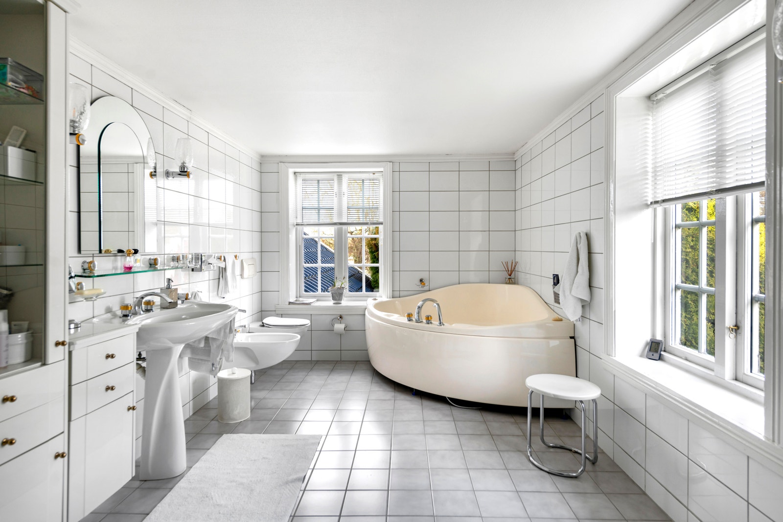 Stort bad med boblekar. Galleribilde