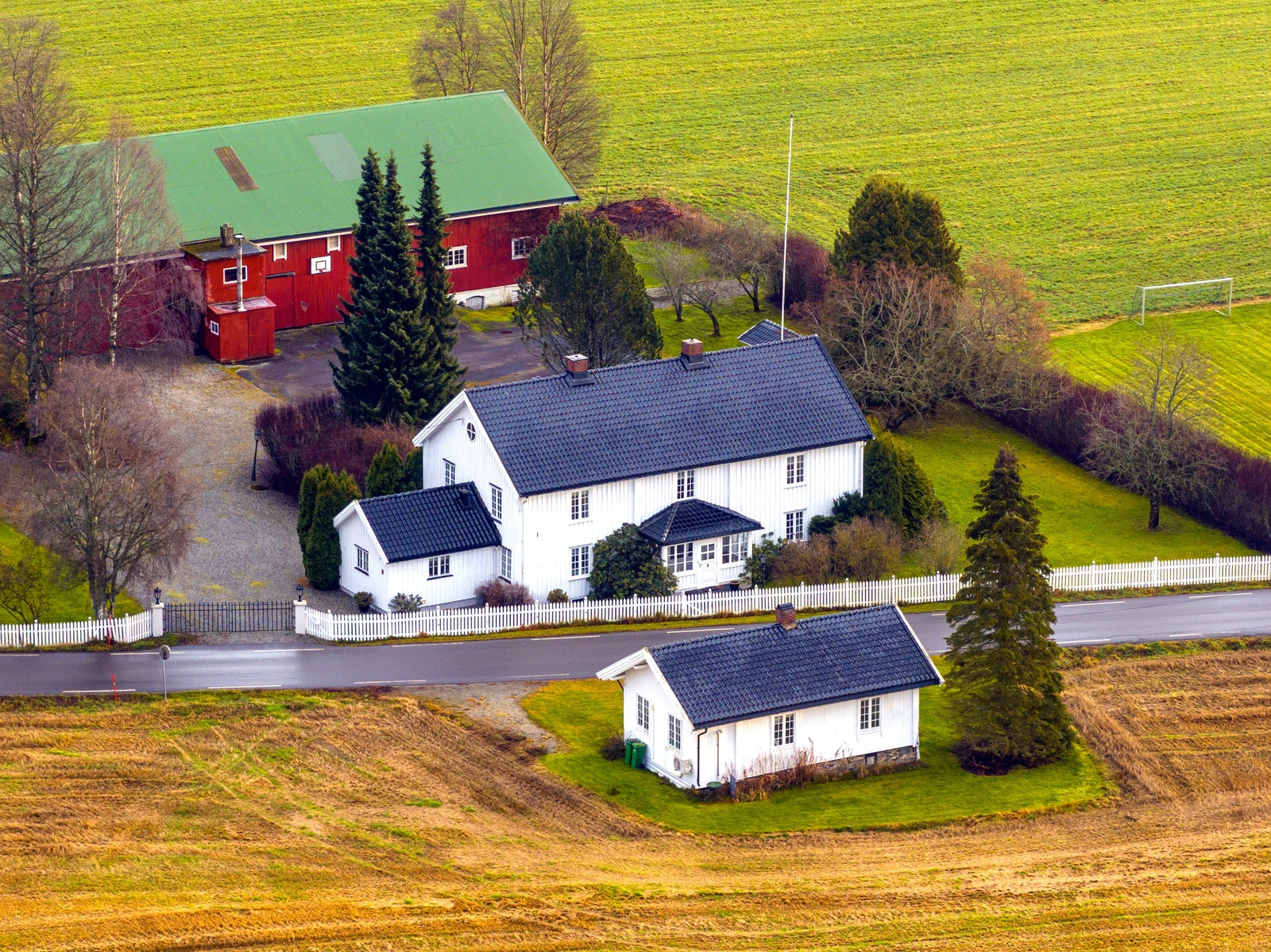 En unik eiendom med mange spennende kvaliteter. Eiendommen ligger landlig og fint til i Blaker,
Lillestrøm kommune. Dette er en rolig og idyllisk plass, samtidig som man har en sentral beliggenhet med
Sørumsand sentrum kun 8 km unna. Galleribilde