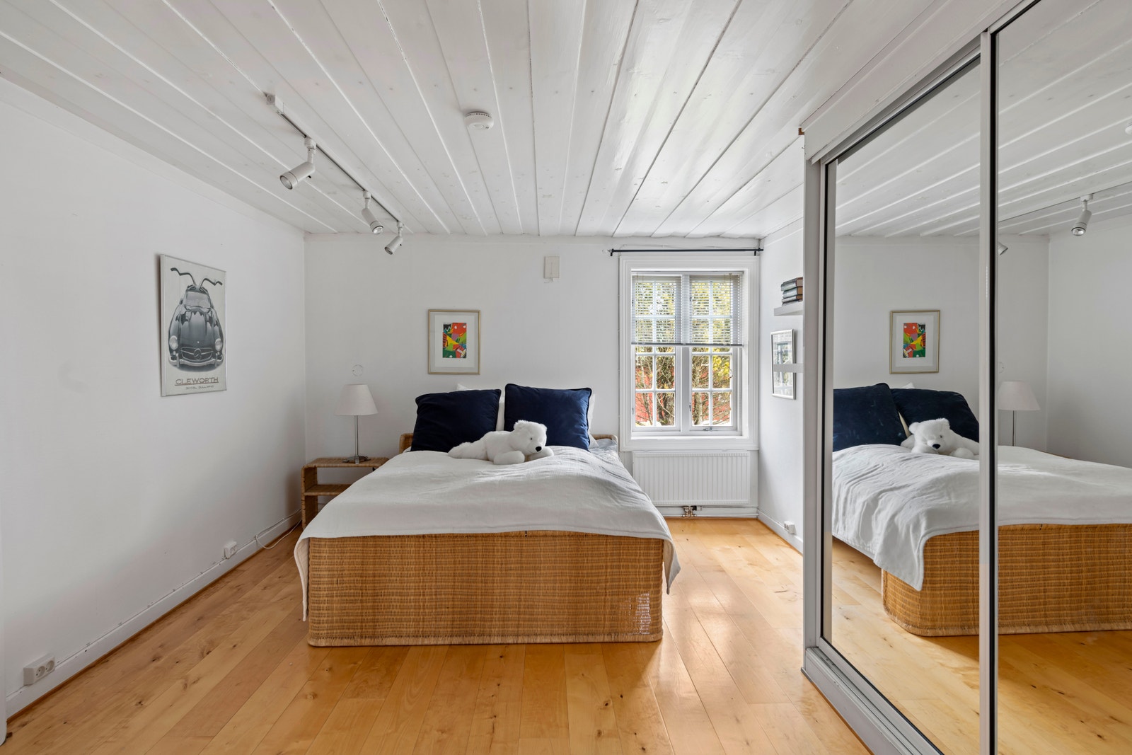 Soverom med plass for dobbeltseng og skyvedørsgarderobe. Galleribilde