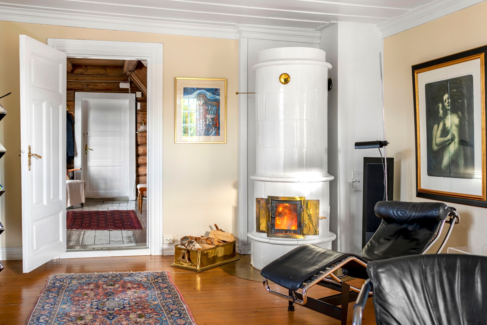 Stue med flott og dekorativ kakkelovn. Gir god varme selv i den kaldeste perioden. Galleribilde