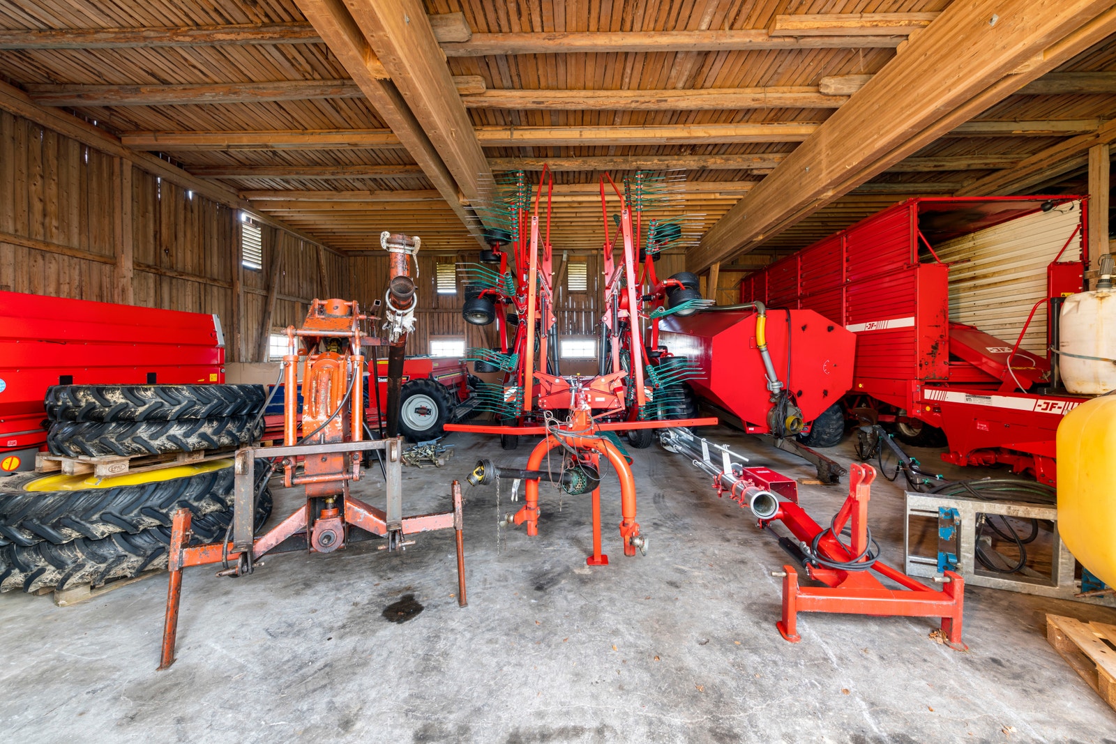 God takhøyde gir plass for store landbruksmaskiner og annet plasskrevende utstyr. Galleribilde