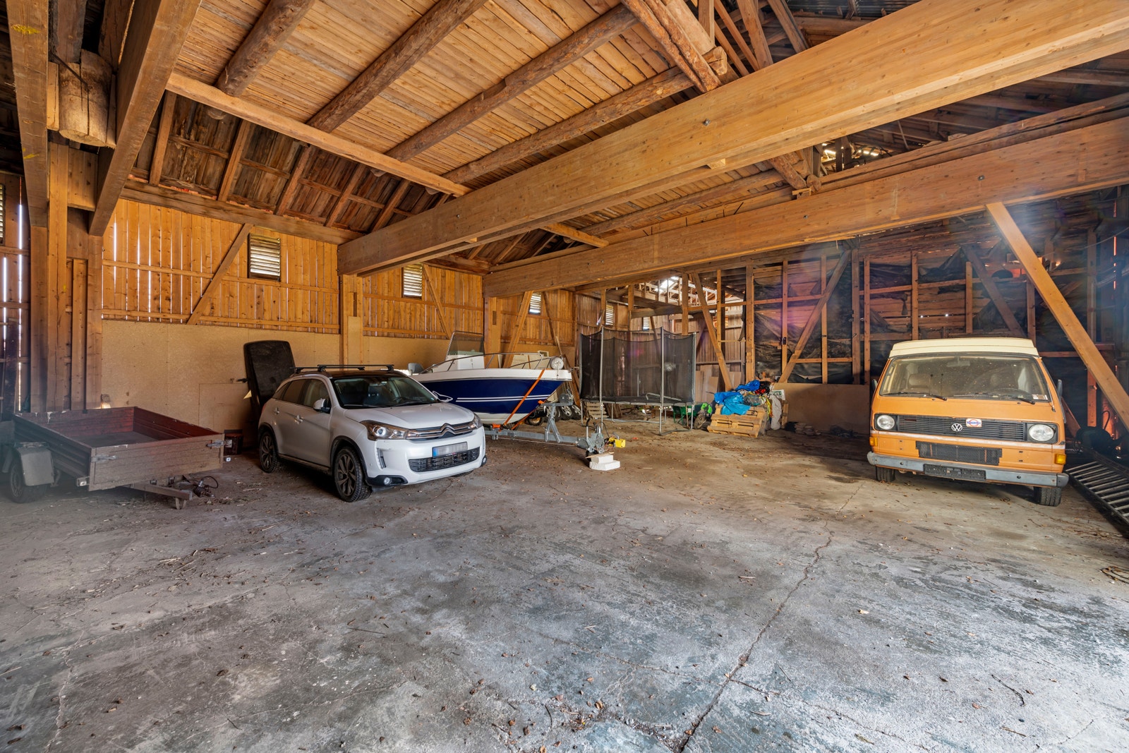 Låven med rikelig plass til bilparken. Galleribilde