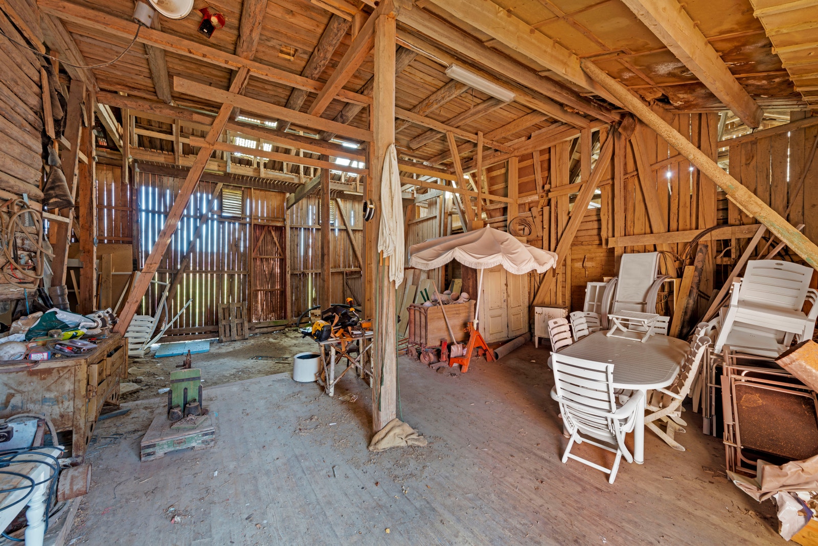 Stor låve med nær ubegrenset lagringsplass til stort og smått. Galleribilde