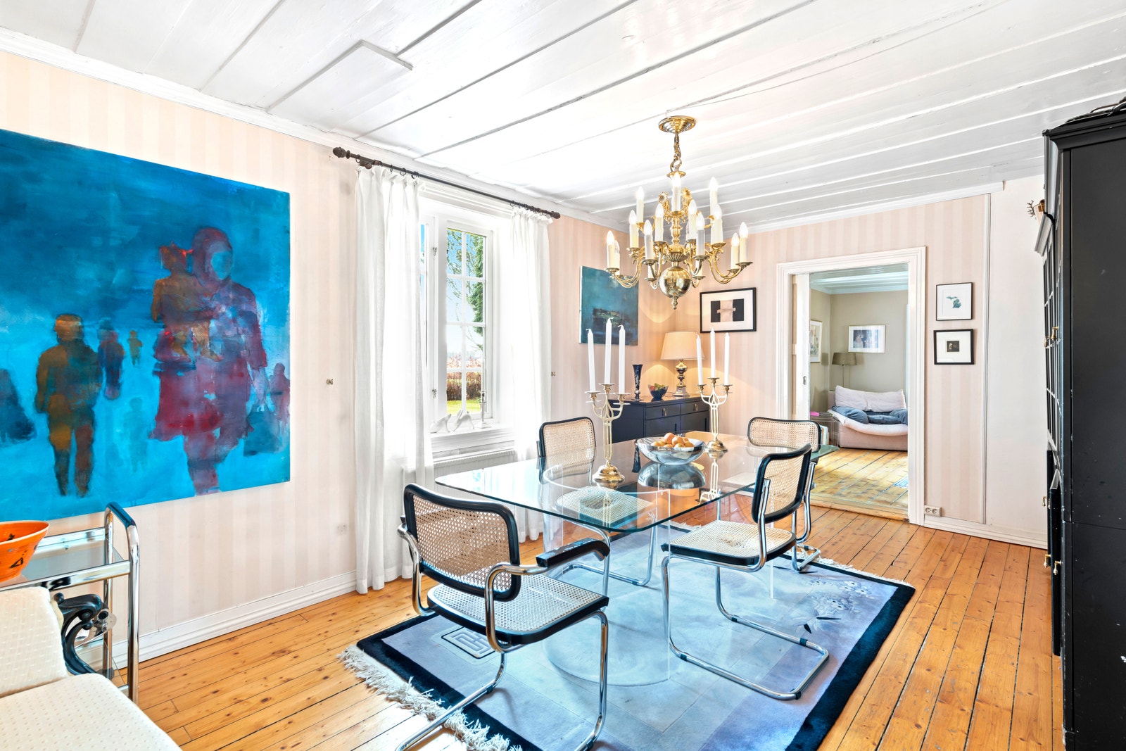 Romslig spisestue med plass til langbord. Galleribilde