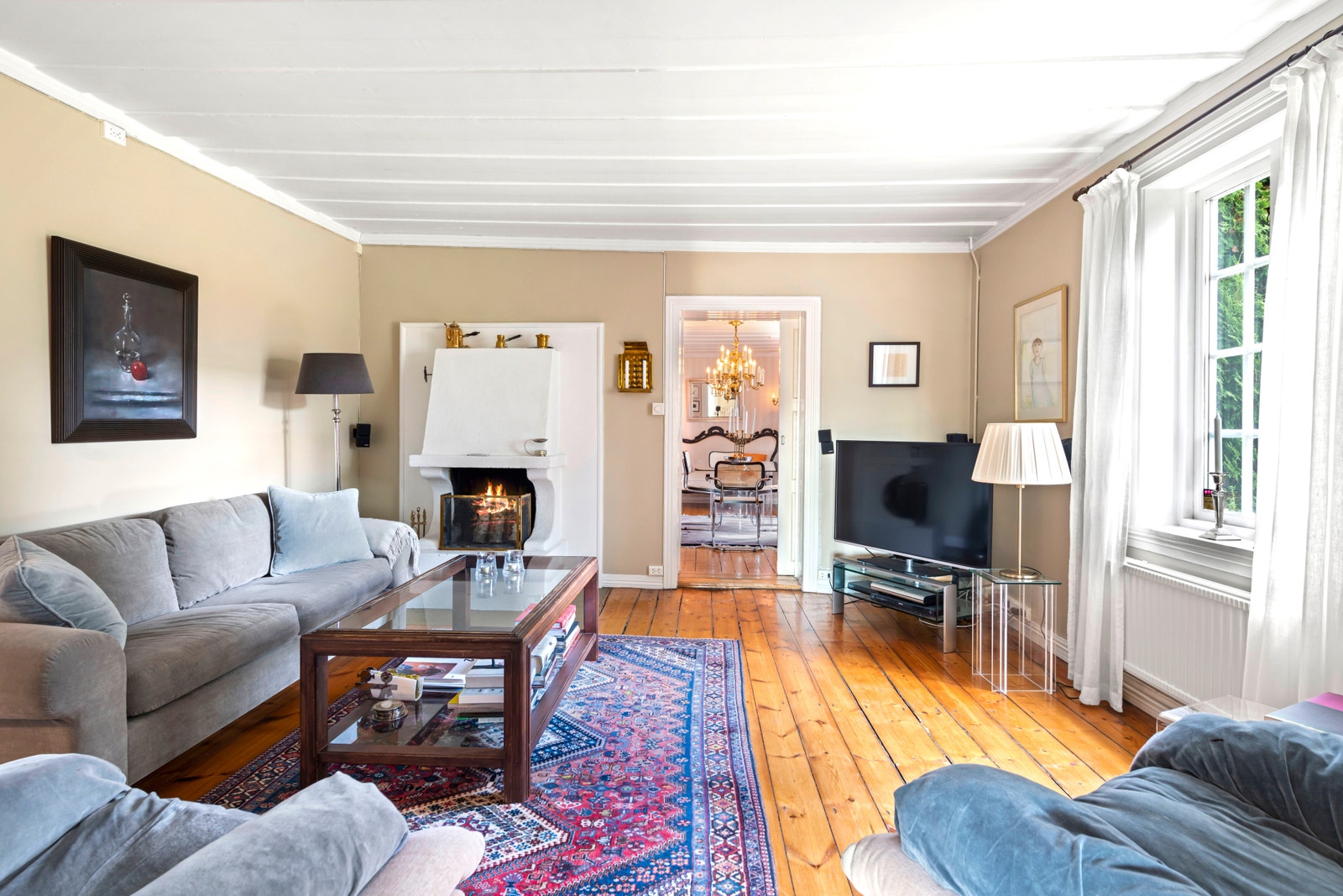 Flott stue med peis. Galleribilde