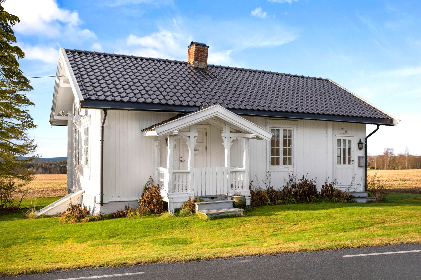 Enebolig 2 / kårbolig rett over veien for hovedhuset. Galleribilde