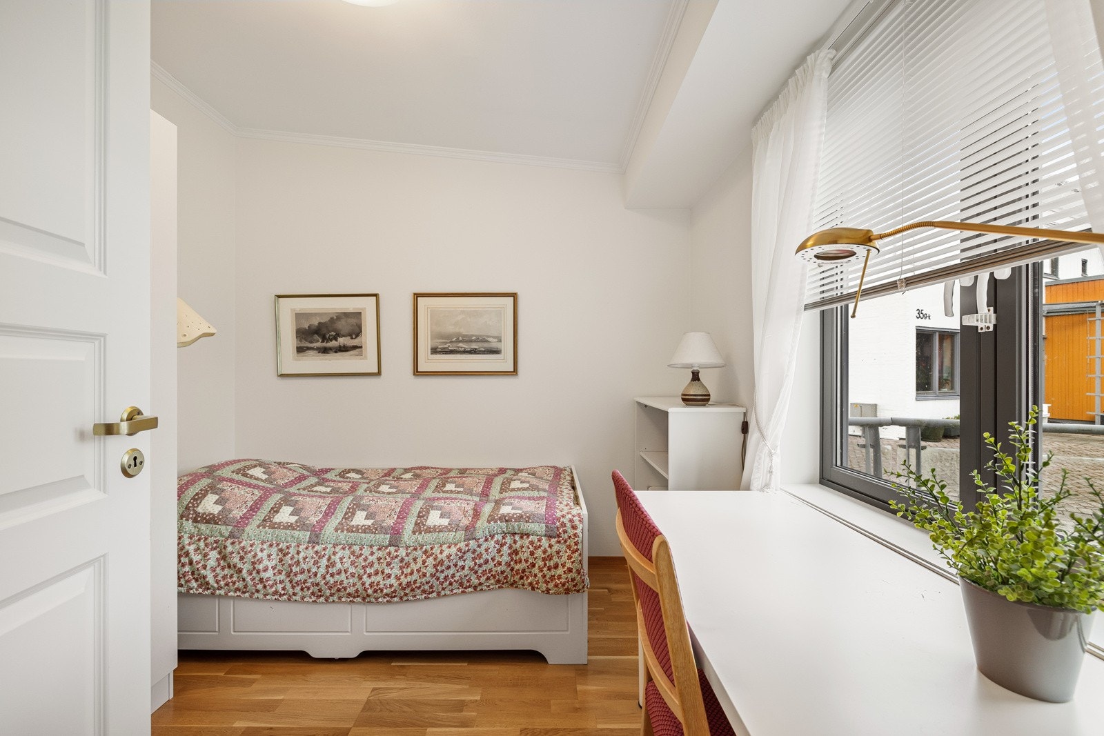Praktisk gjesterom eller kontor, innredet med både garderobeskap og skrivebord Galleribilde