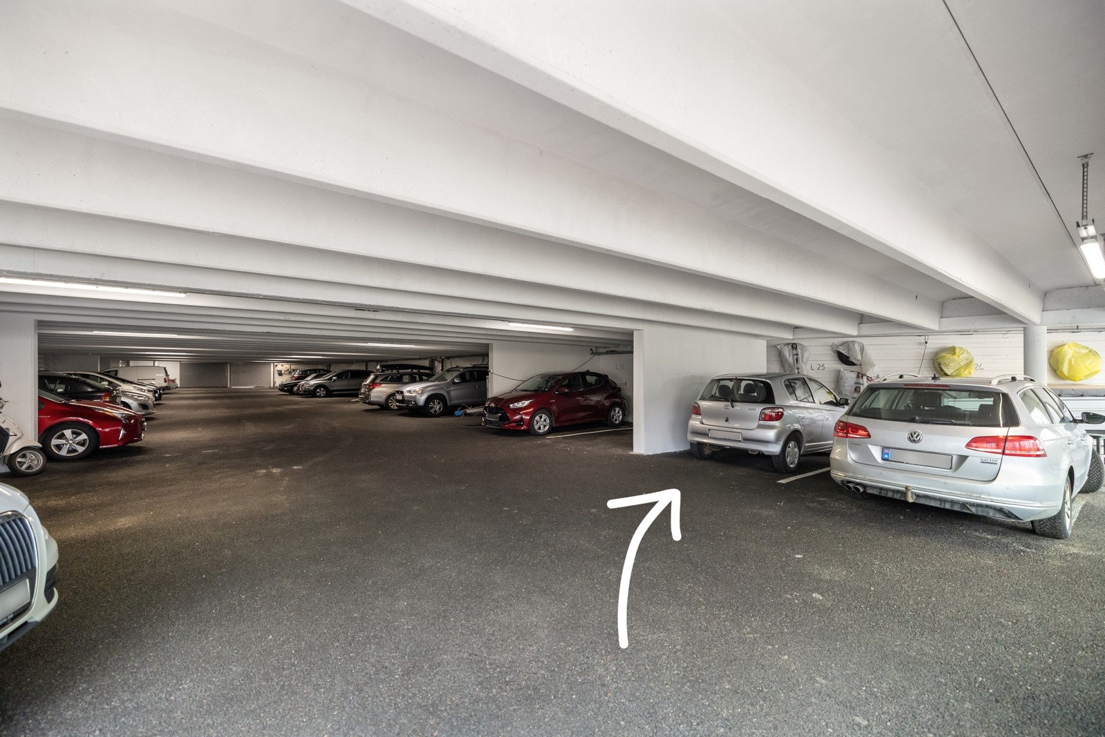 Egen parkeringsplass i garasje med god plass - Muligheter for ladepunkt Galleribilde