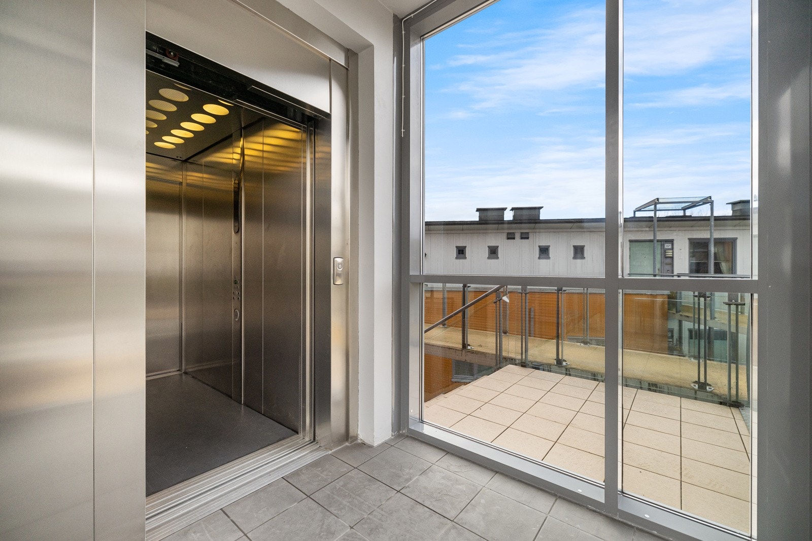 Fra garasjeplassen er det heis opp til fellesplassen hvor leiligheten har tilkomst Galleribilde
