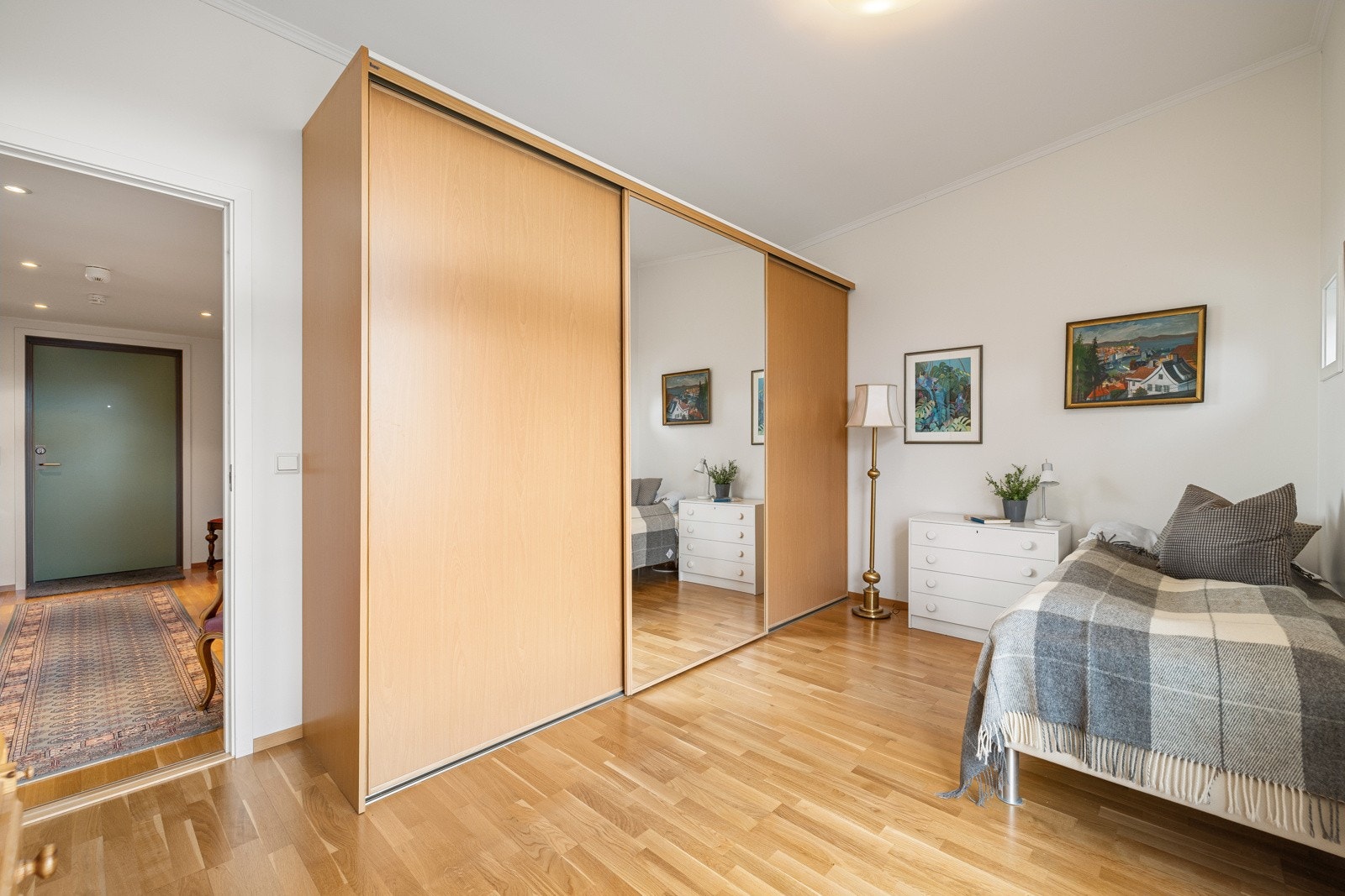 Innredet med langstrakt skyvedørsgarderobe Galleribilde