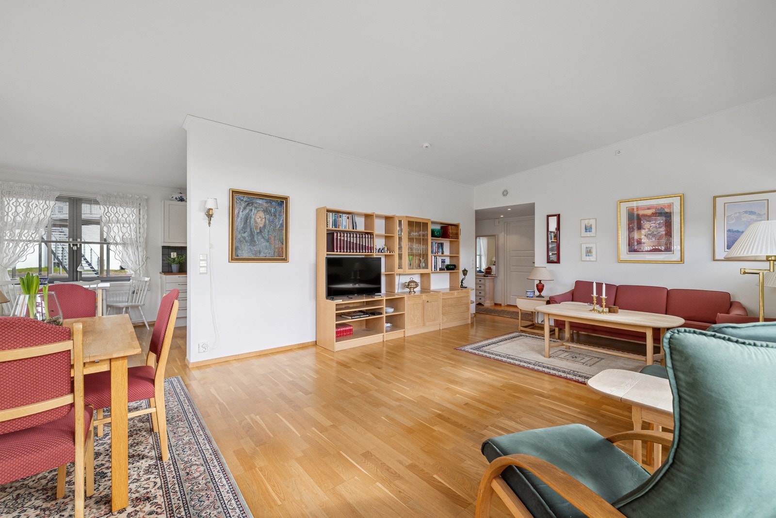 Stuens størrelse gjør det enkelt å innrede Galleribilde
