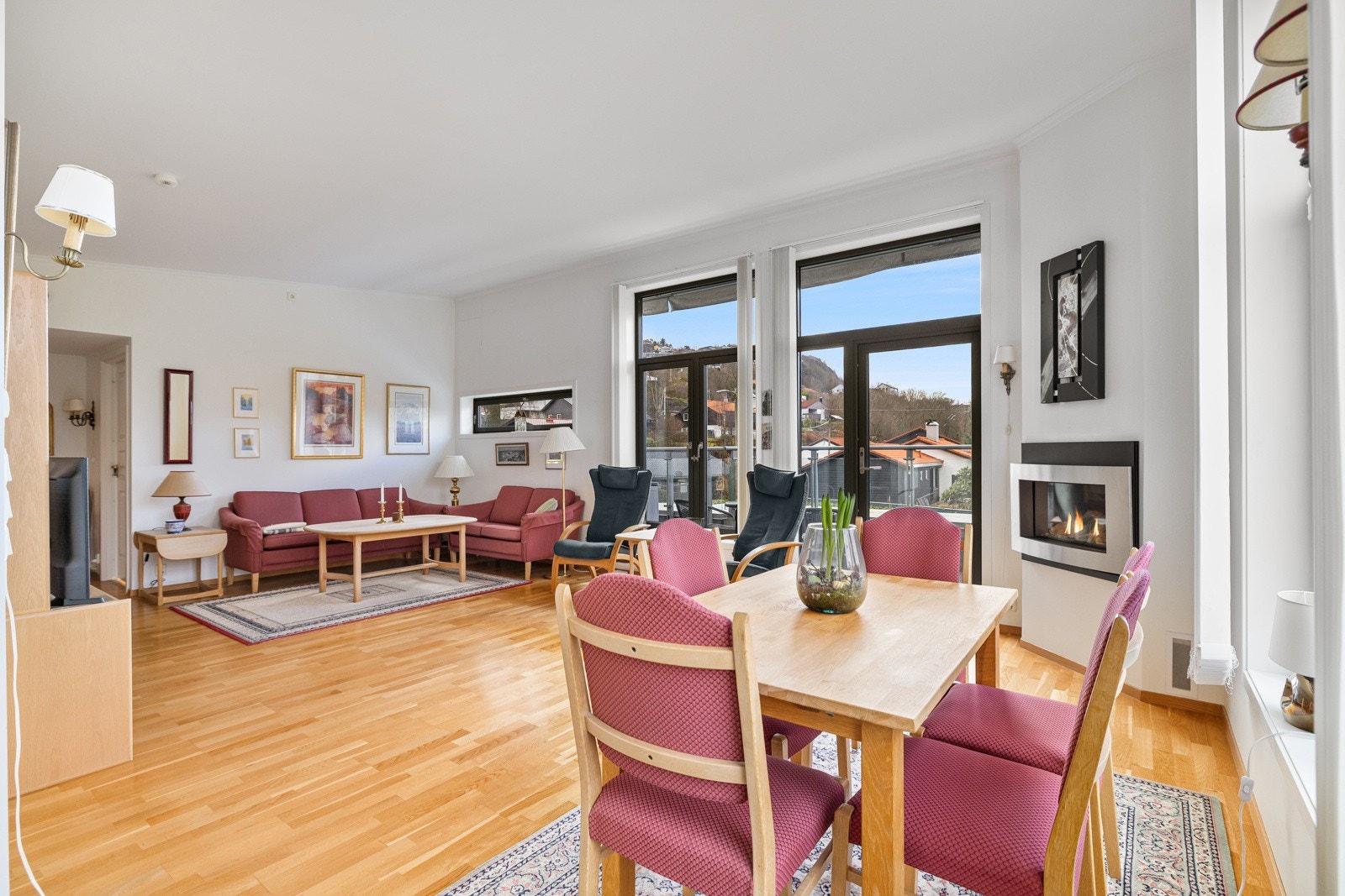 Fra stuen er det utgang til en romslig, solrik terrasse Galleribilde