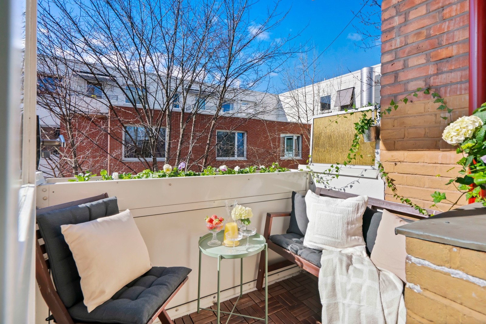 Hyggelig balkong på ca. 3 m². Balkongen vender mot vest og har sol fra ettermiddag til kveld. Galleribilde